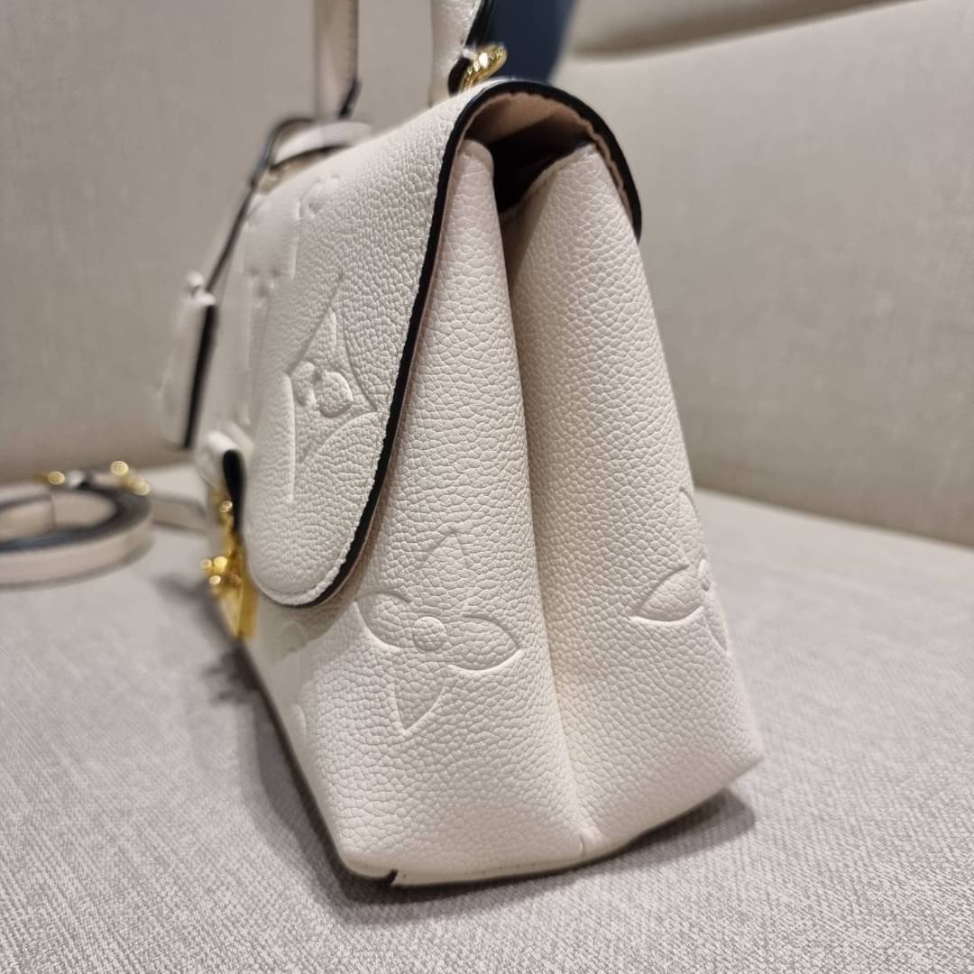 VIP 🥂 LV MADELEINE BAG ใหม่ล่าสุด อีกหนึ่งรุ่นคลาสสิคหายาก ที่สาวๆรอคอย กระเป๋าถือ/สะพายข้าง ดีไซน์เรียบง่าย แต่เต็มไปด้วยดีเทลความหรู วัสดุหนังวัวปั๊มลายเอกลักษณ์ เปิด‐ปิดด้วยอะไหล่กดล็อคสีทองหรู และมีพวงหนังห้อยพิเศษแถมมาให้ด้วย ภายในแบ่งสัดส่วน