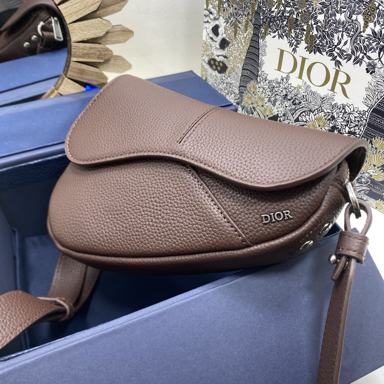 ORI หนังแท้ | DIOR Mini Saddle Bag Icons Leather black กระเป๋าสะพาย คาดอก เปิดตัวครั้งแรกในงานแฟชั่นโชว์ Summer 2025 ดีไซน์สุดไอคอนิกมาตีความใหม่ด้วยรูปทรงที่ทันสมัย หนังแท้ Icons