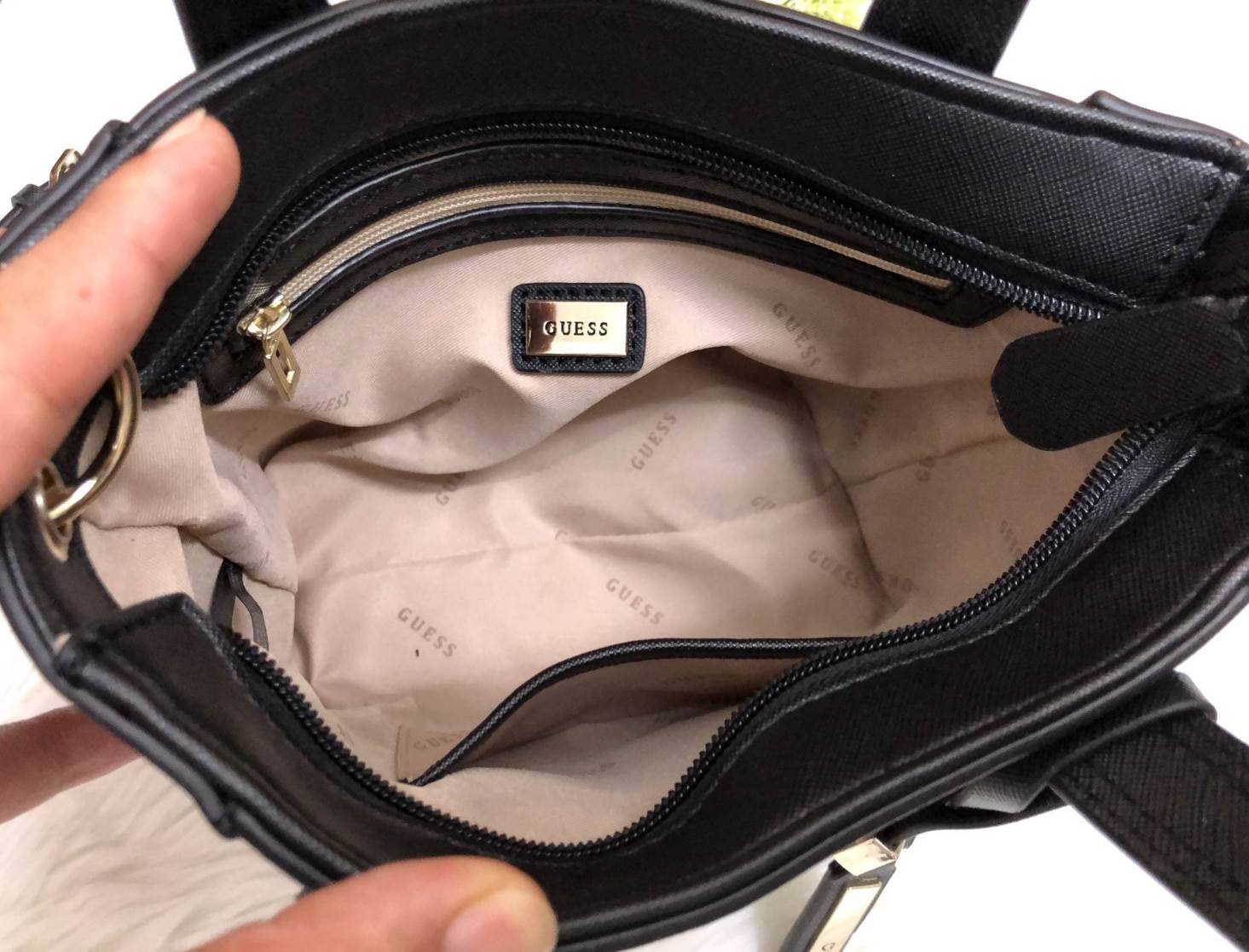 GUESS DELANEY MINI CROSSBODY BAG กระเป๋าถือหรือสะพายข้างได้ วัสดุหนังลาย saffiano ด้านหน้ามีโลโก้แบรนด์ พร้อมตกแต่งรูปดาว และ tag brand ห้อยที่หูกระเป๋า ตัวกระเป๋าเปิดแบบซิป ภายในโล่ง จุได้พอประมาณค่ะ มีช่องซิปอและช่องเล็ก มาพร้อม สายยาวปรับระดับได้ ราคาส