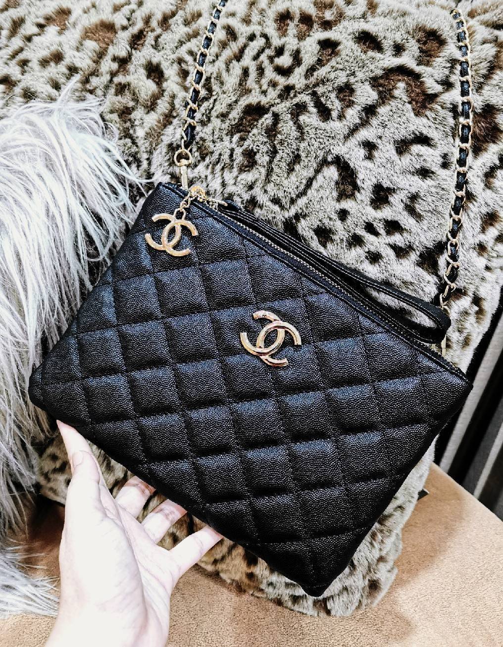Chanel Crossbody Bag VIP Gift With Purchase (GWP) กระเป๋าสะพายพรีเมี่ยมกิ้ฟจาก Chanel Cosmetic Counter DutyFree วัสดุหนังคาเวียร์สวยหรูเปิดปิดด้วยซิปโลโก้แบรนด์สีทองสะดวกใช้ ด้านหน้ามีโลโก้ ด้านหลังมีช่องใส่ของ ภายในมีช่องซิป ใส่มือถือ ธนบัตร เครื่องสำอาง