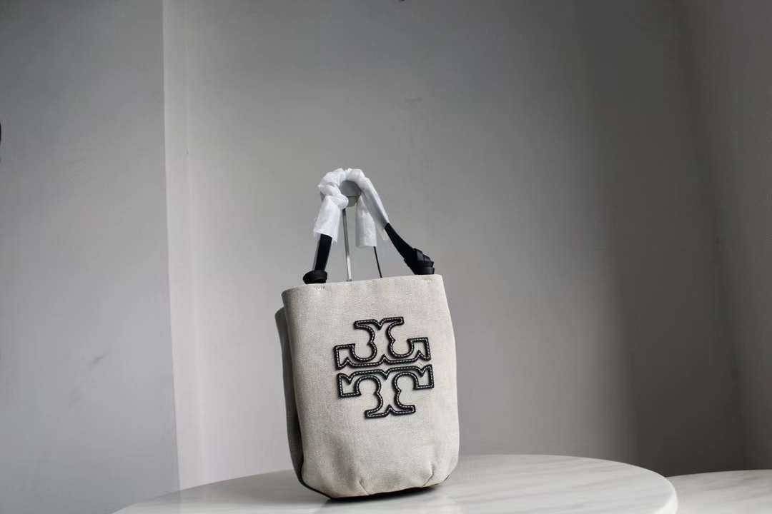 Tory Burch Small Canvas Round Tote กระเป๋าถือหรือสะพายไหล่ วัสดุผ้าcanvas รูปทรงโค้งมน ด้านในโล่ง มี1ช่องซิปและ1ช่องเล็ก น้ำหนักเบา จุของได้เยอะ มาใหม่ล่าสุดไม่ควรพลาดเลยค่า