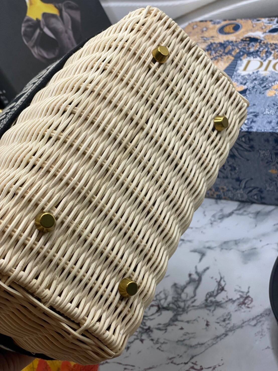 Medium Lady Dior Bag Natural Wicker and Dior Oblique Jacquard [Blue/Latte] เสน่ห์ที่สง่างาม พร้อมส่งที่ไทย ภาพสินค้าถ่ายจากงานขายจริง ใช้งานต่างประเทศได้ค่ะ
