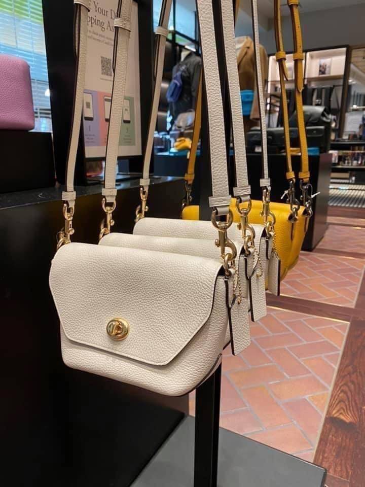 คอลเลคชั่นใหม่ ทั้งสวยทั้งคุณภาพค่ะ😘 COACH KARLEE CROSSBODY BAG 💐พร้อมส่ง ได้ไปไม่ผิดหวังแน่นอนค่ะ! สวยๆแบบคนดังระดับโลกกันค่าา กระเป๋าสะพายแบบครอสบอดี้ร์ หนังแท้นิ่มสวยงามมากๆค่ะ รูปทรงน่ารักกระทัดรัด เปิดปิดกระเป๋าแบบหมุนล็อค ภายในสามารถ
