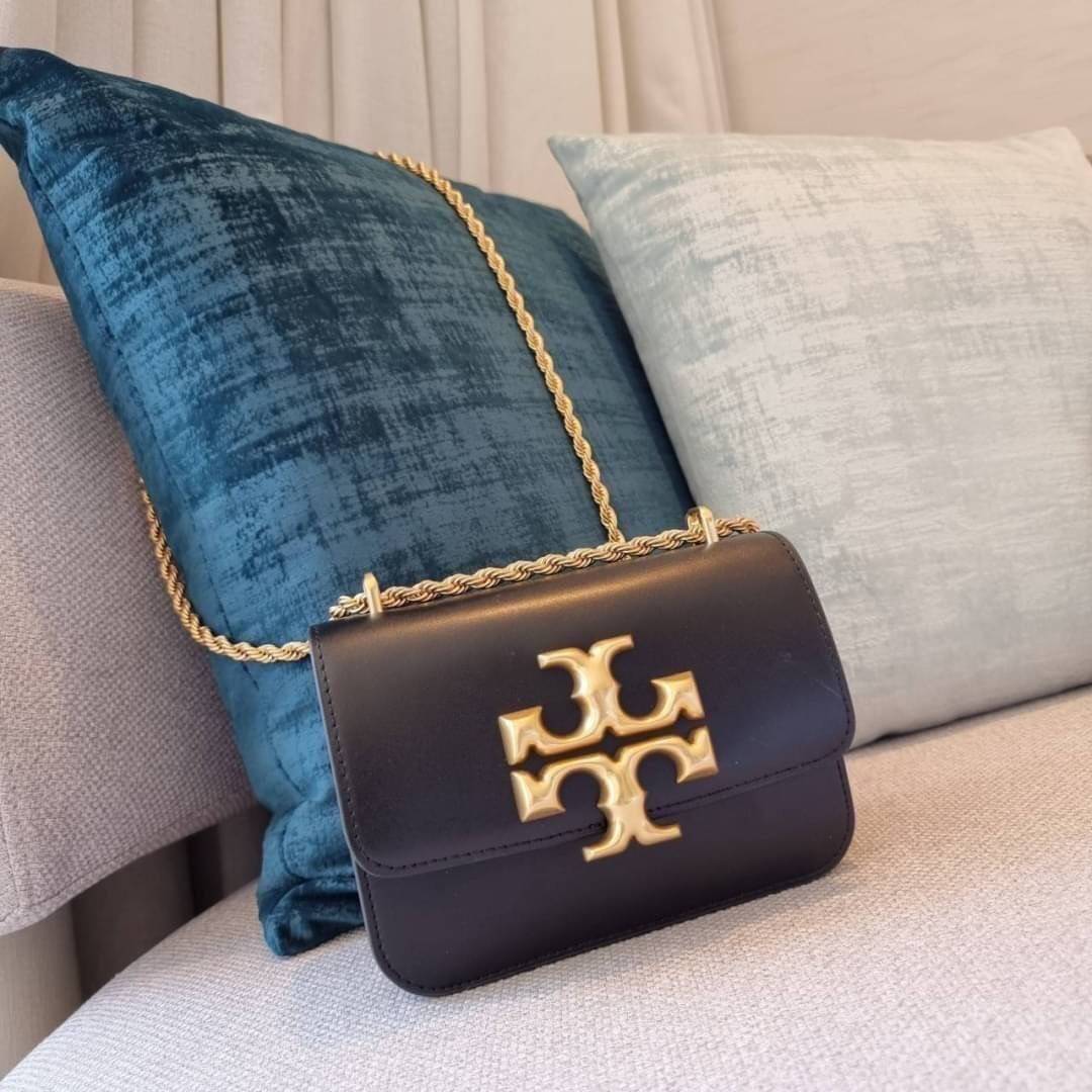 TORY BURCH ELEANOR SMALL CONVERTIBLE SHOULDER BAG ฮอตไอเท็ม รุ่นนี้ขายดีขายหมด สวยหรู คุณหนู ผู้ดี!! หายากมากแล้วน้า กระเป๋าสะพายข้าง ดีไซน์อยู่ทรง ขนาดกำลังสะดวกใช้สำหรับสาว วัสดุหนังแท้เต็มใบ สีทูโทน เปิด-ปิดด้วยแถบแม่เหล็ก ภายในแบ่งสัดส่วนได้เป็นอย่างด