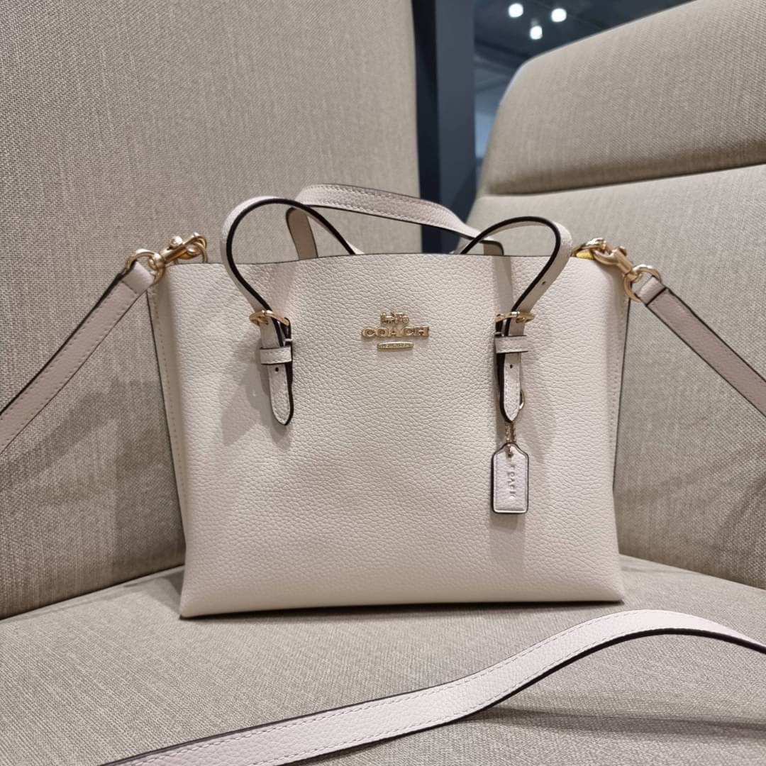 OUTTLET 】COACH MOLLIE TOTE 25 (C4250 C4084) น้องคนสวยอีกหนึ่ง!! กระเป๋าโท้ทไซส์เล็กที่สาวๆหลงรัก ดีไซน์คลาสสิคเหมือนเดิม เพิ่มเติมคือสะดวกขึ้นเยอะ!! ย่อส่วนมาจากใบใหญ่เป๊ะๆ น่ารักน่าใช้มากๆ วัสดุหนัง crossgrain ทนทาน ใช้งานง่าย เรียบหรูดูดีม้าก!! ภายในโล่
