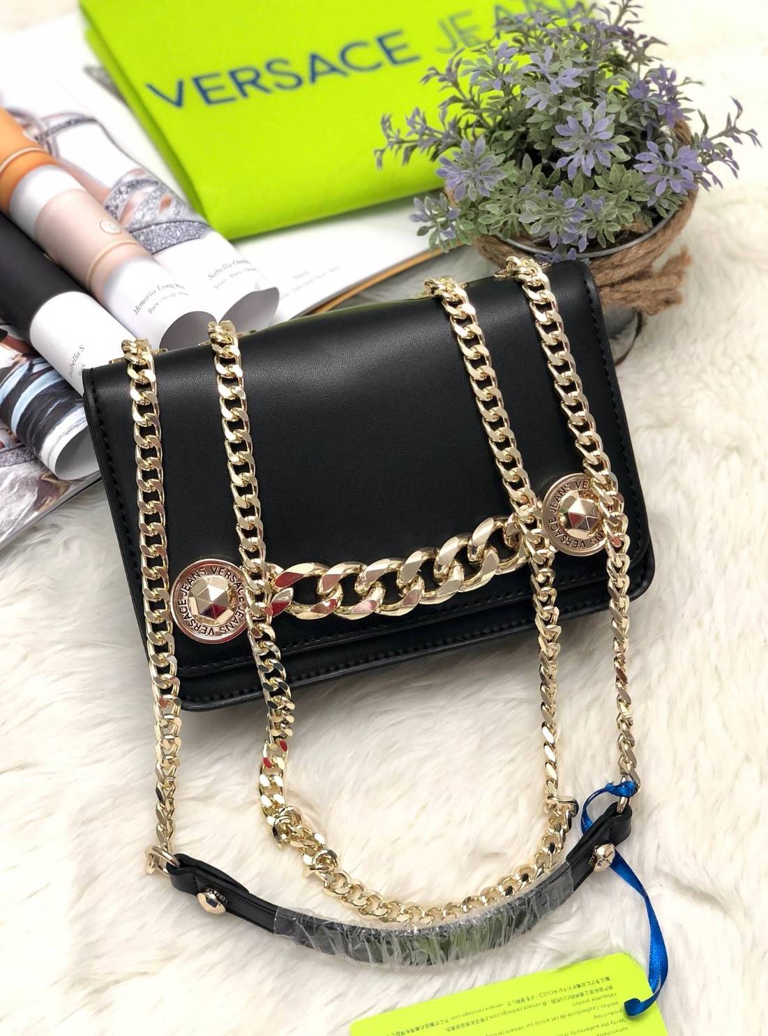 VERSACE JEANS NAPPA CROSSBODY BAG New in! กระเป๋าสะพาย วัสดุหนัง pu. เรียบเนื้อดี ปรับเปลี่ยนรูปแบบการใช้งานได้ถึง 3 แบบ สะพายข้าง, crossbody หรือคล้องไหล่ได้ อะไหล่ทองเหลื่อมๆ ดูวินเทจ เปิดปิดกระเป๋าแบบฝาปิดกระดุมแม่เหล็ก ใส่ wallet สั้น มือถือได้ทุกรุ่น