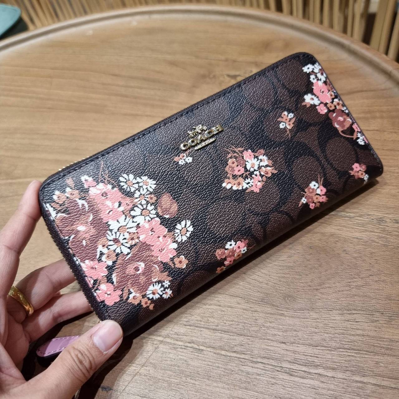COACH ACCORDION ZIP WALLET IN SIGNATURE CANVAS WITH PRAIRIE ROSE / JUMBO FLORAL / CAMO ROSE FLORAL / MEDLEY BOUQUET PRINT ((F31572/F39189/F26290/F2859)) สวยคลาสสิคไม่มีใครเกิน!! กระเป๋าสตางค์ใบยาว ลวดลายสวย สีสันโดดเด่น วัสดุหนังแคนวาสเคลือบ เปิด-ปิดด้วยซ