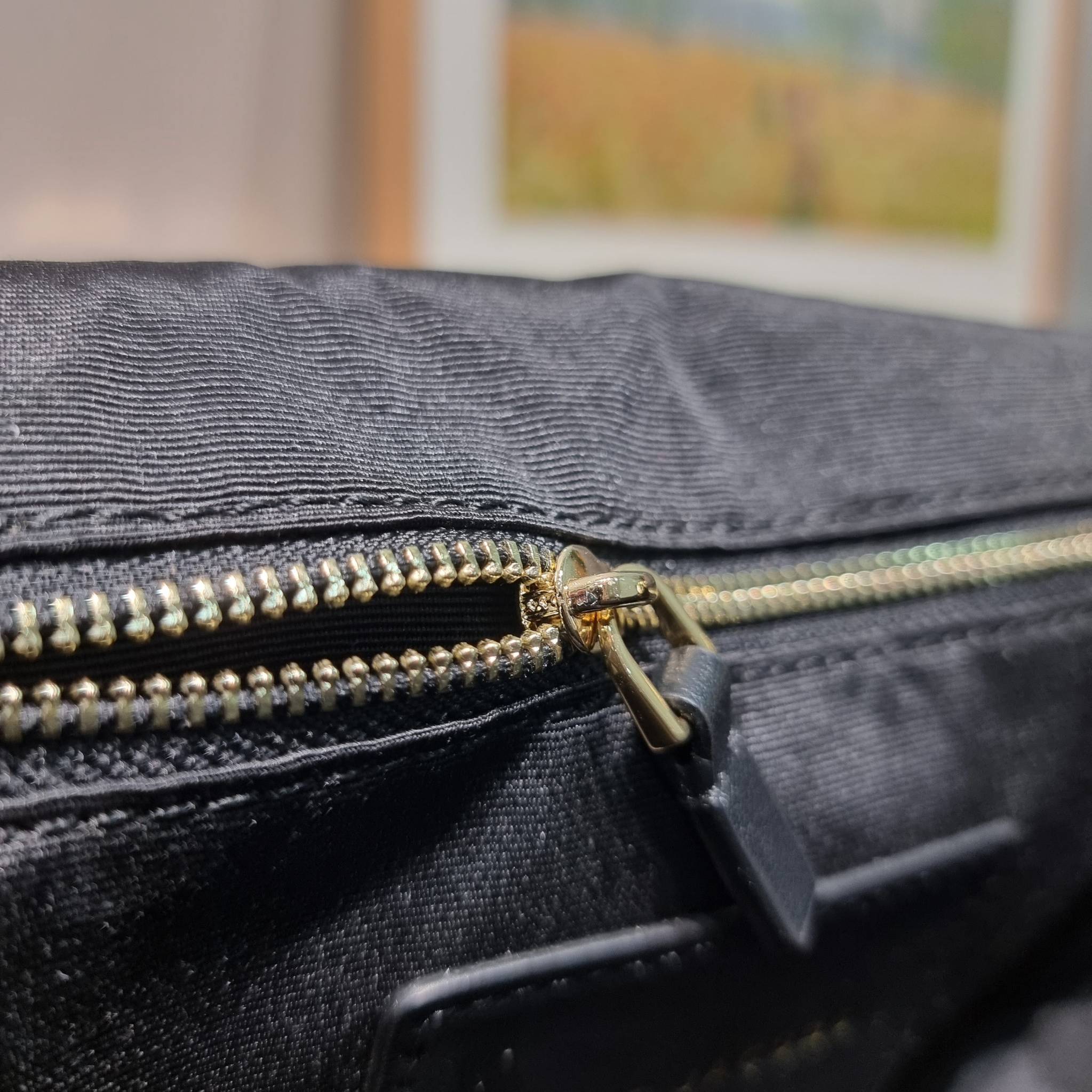 MARC JACOBS THE J MARC SHOULDER BAG คอลเลคชั่นใหม่ล่าสุด สวยฟาดกว่าใคร ใบไหนๆก็ต้องหลีก กับกระเป๋าสะพายไหล่สุดหรู รูปทรงใช้งานง่าย ดีไซน์เรียบ แต่แฝงไปด้วยความผู้ดี ดูแพง