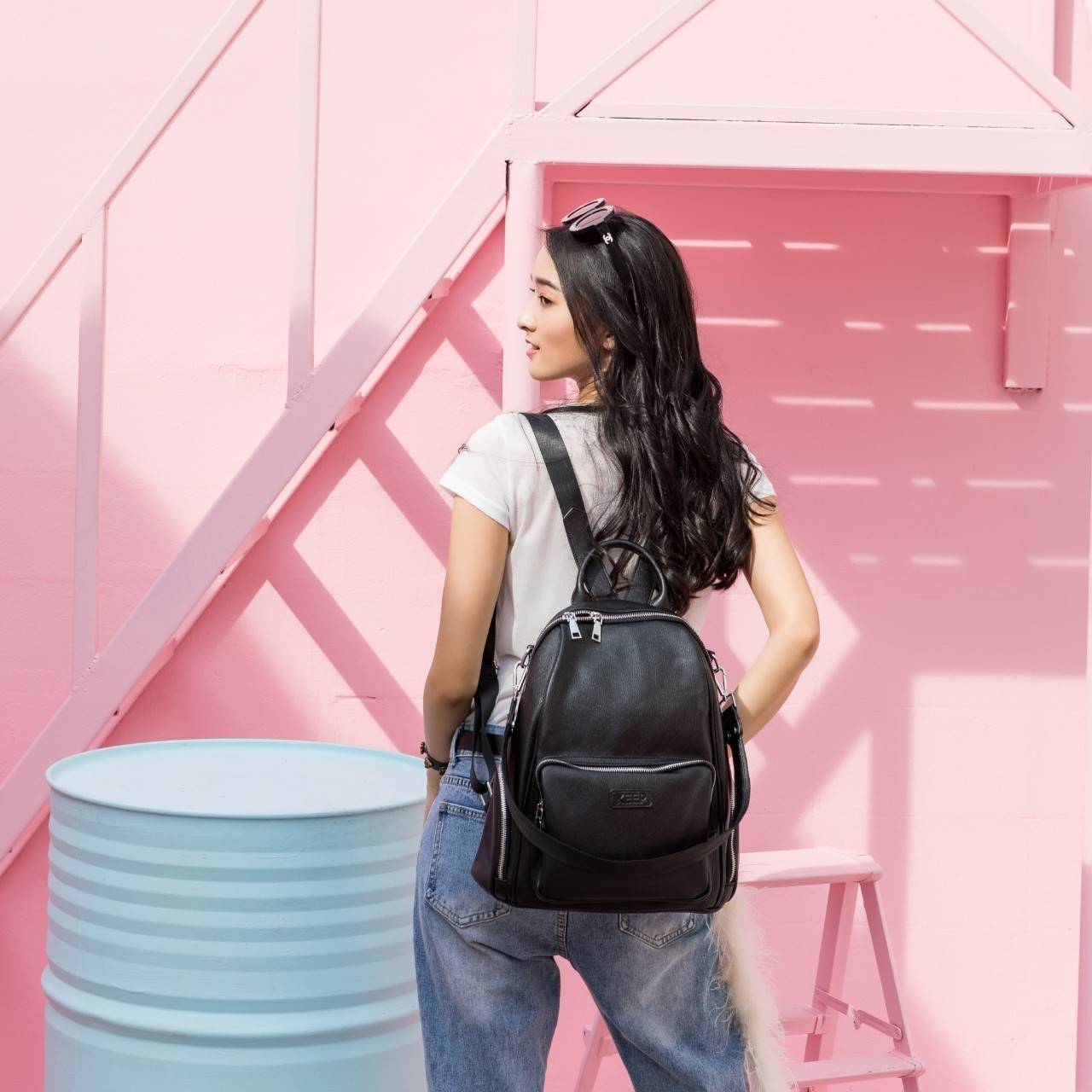 กระเป๋า ทรงน่ารัก มากๆๆๆ จากแบรนด์ KEEP รุ่น Misty backpack มาใหม่ หนัง Microfiber ผิวสัมผัสคล้ายหนังวัวแท้ เนื้อหนา นิ่มมือ พิเศษ!! เป้ใบนี้ มีสายสั้นหนังสำหรับสะพายไหล่ให้ด้วยคะ ใครชอบเป้สไตล์นี้ ห้ามพลาดเลยน๊า สวยจริง คอนเฟิร์มเลย