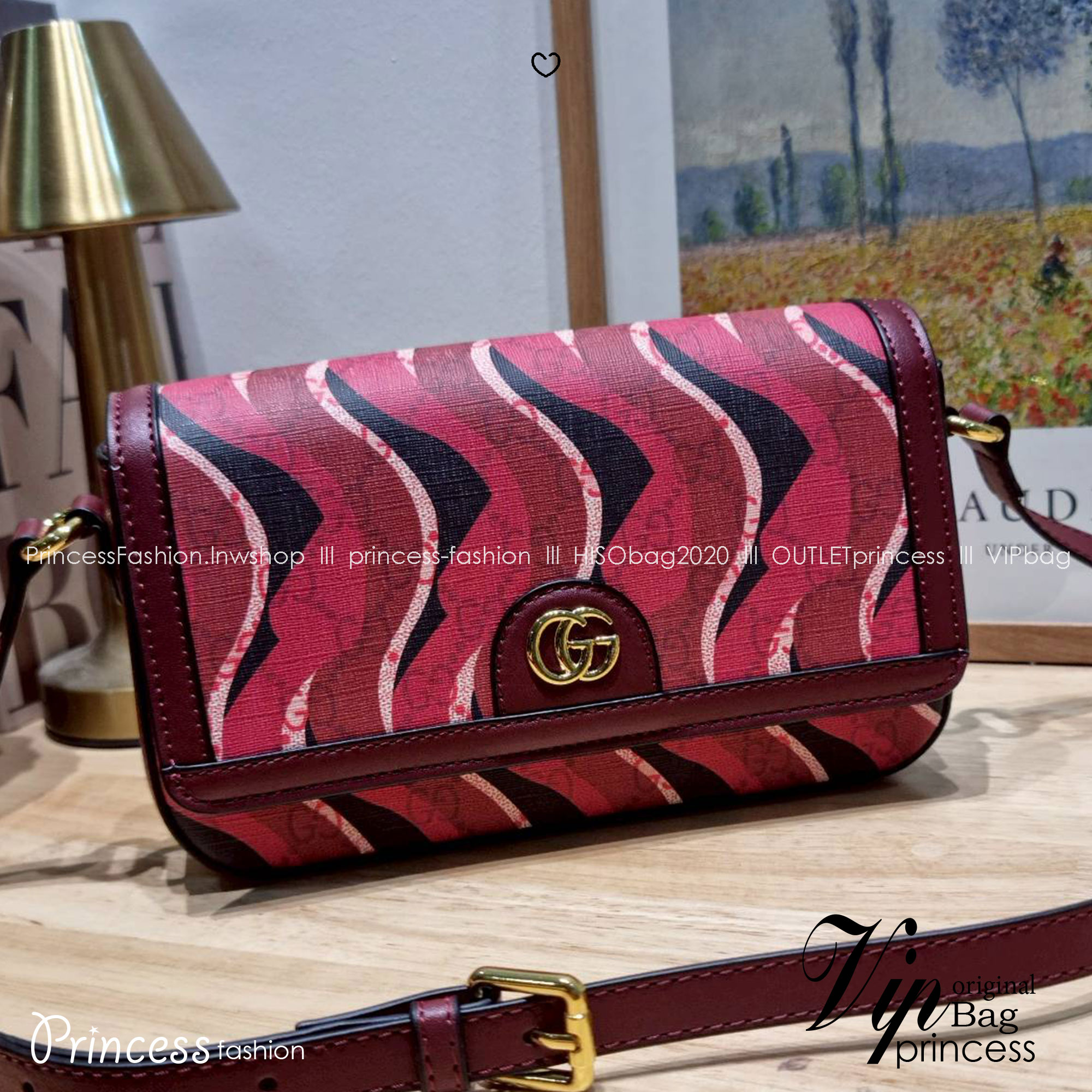 Gucci Lunar New Year Printed super mini bag ไอเท็มหายากสุดปัง กระเป๋าสะพายรุ่นรับทรัพย์ คอลเลคชั่นใหม่พร้อม box set โทนสีใหม่ของแบรนด์ เป็นการตกแต่งที่มีกิมมิคไม่เหมือนใคร