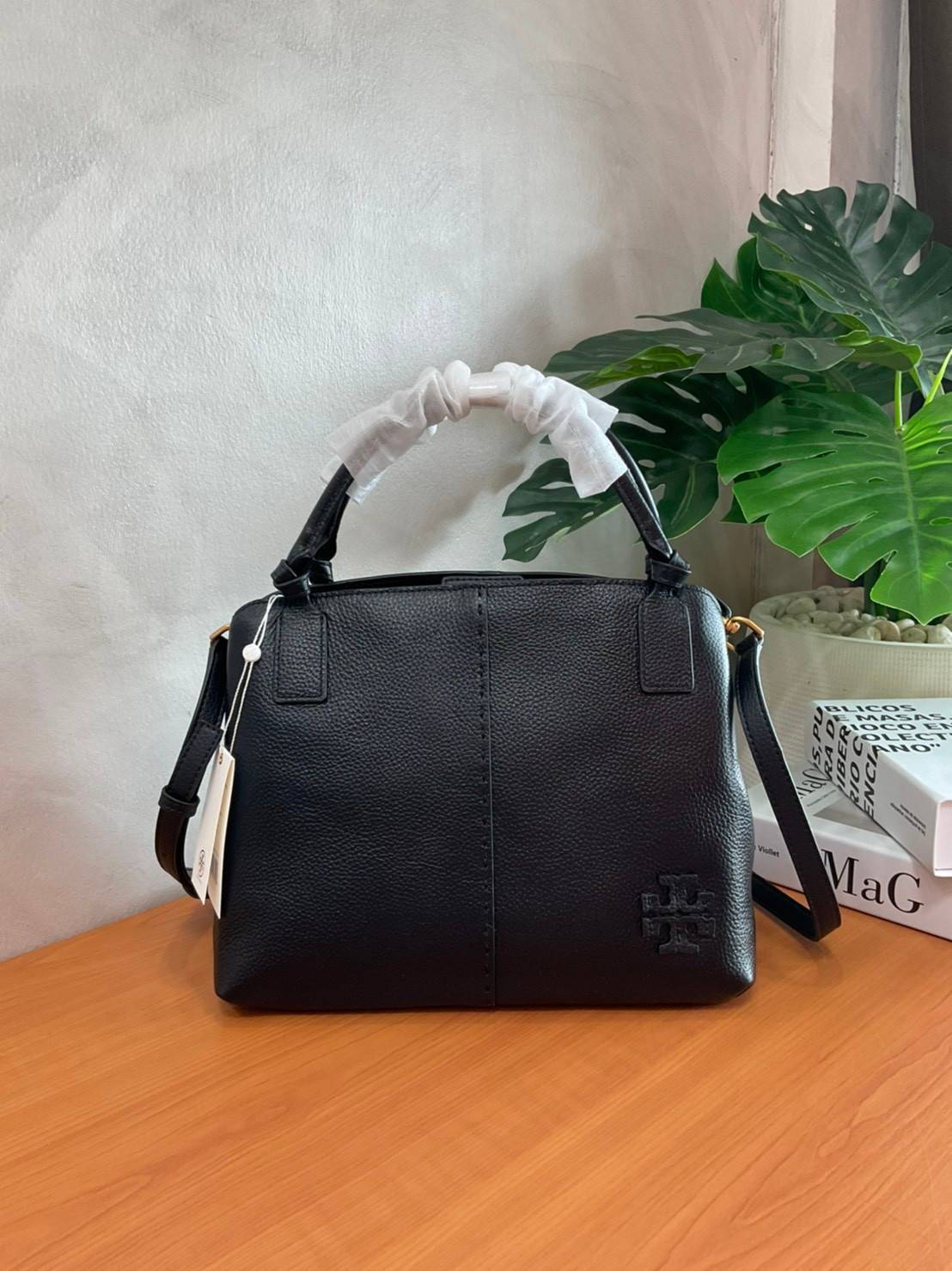 TORY BURCH Mcgraw Satchel Tote Bag (Size L) กระเป๋าถือ/สะพาย Crossbody วัสดุหนังลูกวัวแท้ 100% ด้านหน้าประดับโลโก้หนัง ตัดเป็นรูปตัว T สัญลักษณ์แบรนด์ ตัวกระเป๋าเดินด้ายเล่นลายเพิ่มลูกเล่น เพื่อความเก๋!!