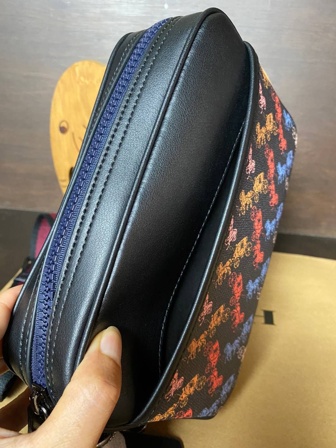 COACH ACADEMY CROSSBODY WITH HORSE AND CARRIAGE PRINT (COACH 89084) ผ้าใบเคลือบพิมพ์ลายและหนังกรวดขัดเงา ภายในกระเป๋ามัลติฟังก์ชั่น| ปิดด้วยซิป ซับในผ้า ด้านนอกมีซิปและกระเป๋าสลิป สายสะพายถอดได้