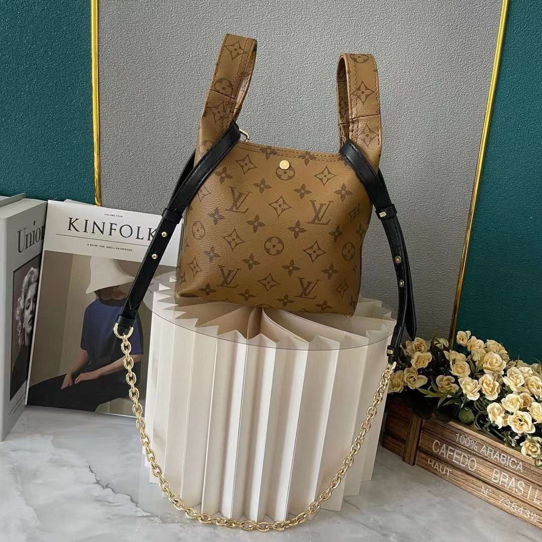 LV Atlantis BB Monogram Reverse กระเป๋าถือแคนวาสแต่งขอบหนังสีเข้มประดับเนมแท็ก LV เกรดออริ สลับแท้ 1:1 ใช้ต่างประเทศได้