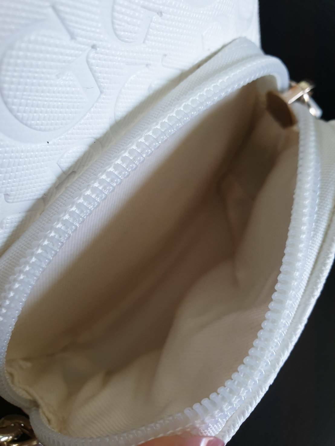 กระเป๋าสะพายข้าง Guess ด้านหน้าติดชื่อแบรนด์ มีช่องซิปด้านหน้า ด้านบนเป็นช่องเปิดปิดซิปมีสัญลักษณ์แบรนด์ติดที่ตัวจับซิปด้วย ด้านในเป็นช่องกว้าง มีช่องเสียบสิ่งของด้วยค่ะ ตัวสายสะพายเป็นโซ่ตัดต่อกับสายหนัง สามารถปรับระดับได้ สวยเก๋ขนาดนี้ รีบมาจับมาจองเป็น