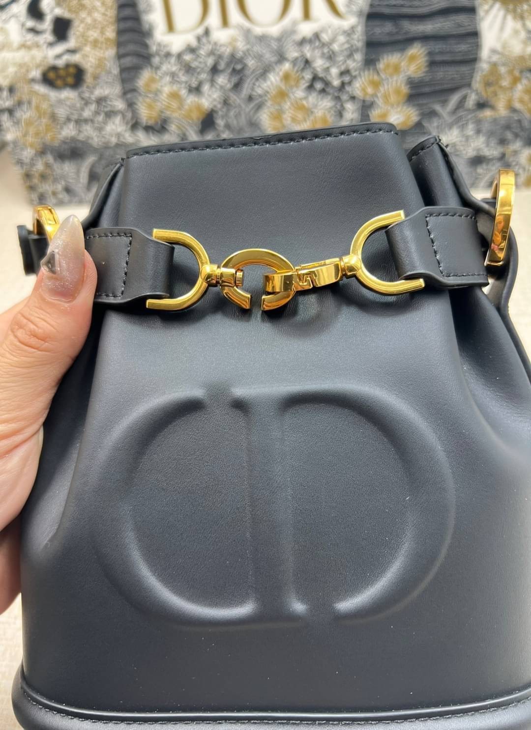 DIOR SMALL C'EST DIOR BAG 17 cm / Dior bucket bag รุ่นใหม่สวยหรู ดูแพงมากค่ะ กระเป๋าสะพายบัคเก็ต รูปทรงคลาสสิค ใช้งานง่ายภายในโล่งกว้างมาก สวยมาก ควรมีค่า