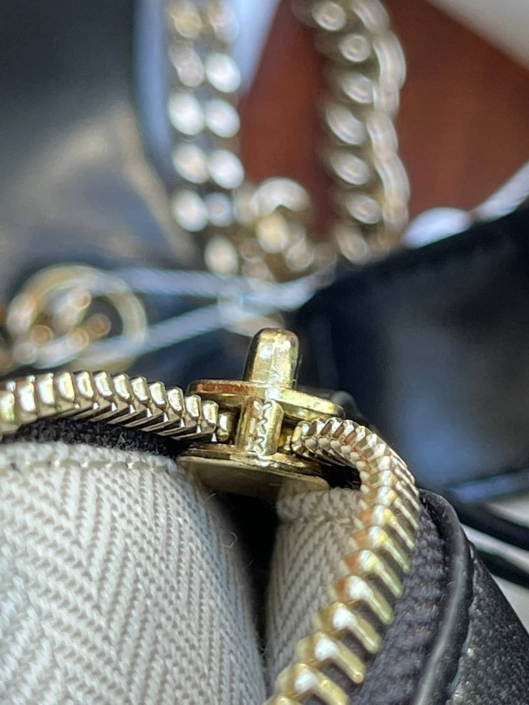 Large : Tory Burch Kira Chevron Quilted Convertible Leather Crossbody Bag เป็นกระเป๋าที่ใช้ในการออกงานสำคัญหรือวันที่มีปาร์ตี้สังสรรค์ คุณควรเลือกใช้กระเป๋าที่มีดีไซน์สะดุดตา เพราะจะช่วยยกระดับและเพิ่มเสน่ห์ให้กับตัวคุณเองมากยิ่งขึ้น หากเป็นงานทางการ เช่น