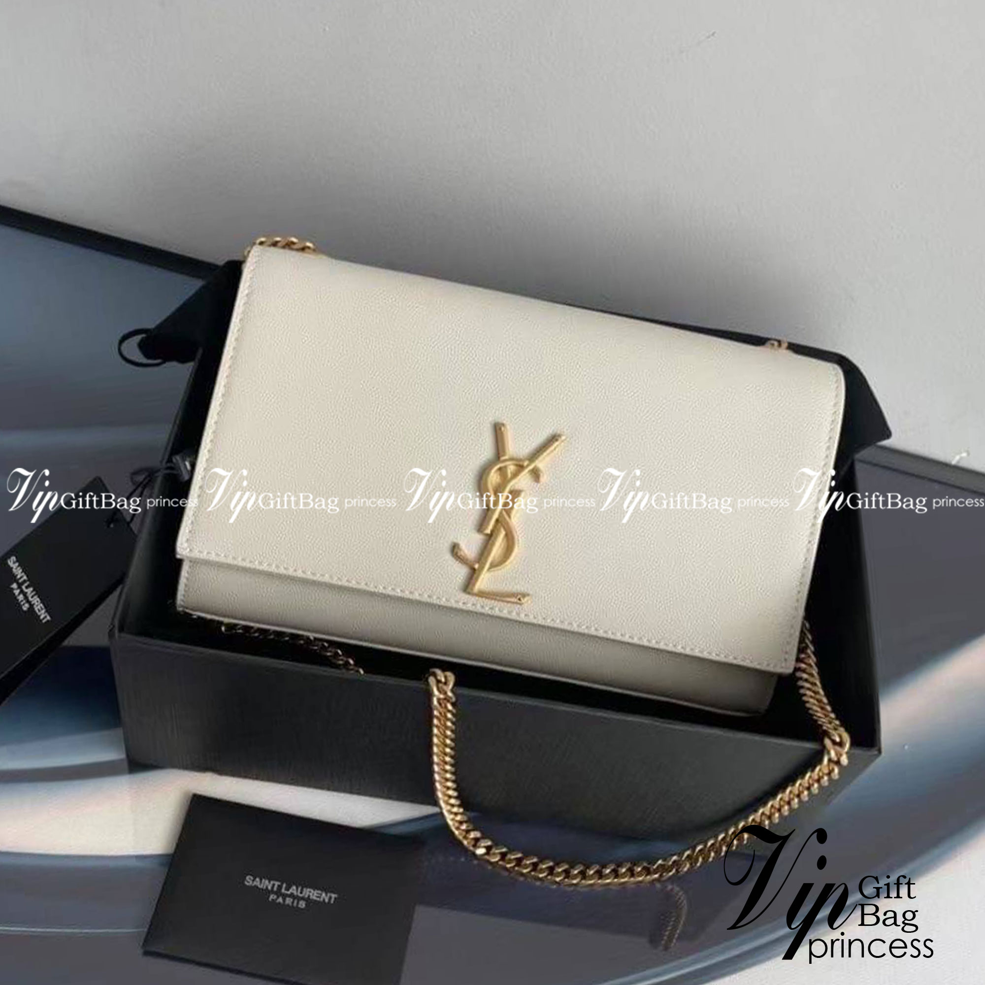 YSL kate medium chain bag in grain de poudre embossed leather 24cm กระเป๋าสะพายแบรนด์หรู รุ่นฮิตลอดกาล งานสวยดูดีมีระดับ ปั้มทุกจุด ขนาดกระทัดรัดกำลังดี มาพร้อมาสะพายโซ่ยาว เลื่อนปรับเป็น 2 แถว เพื่อสะพายเป็นสายสั้นได้ ด้านในโล่งกว้าง ใส่กระเป๋าสตางค์ใบยา