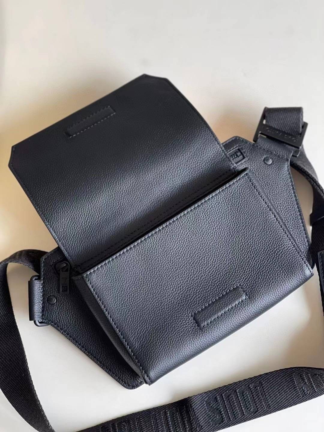 LV Takeoff Sling Bag Black grained leather / LV Belt Bag กระเป๋าสะพาย/คาดอก หนังแท้ ดีไซส์ร่วมสมัย สีดำสุดคลาสสิก สง่างามตลอดกาล มีไว้ไม่มีเอาท์ ท่านชายควรมีมากค่ะ เกรดท็อป ออริ เทียบแท้ 1:1 เกรดดีสุด