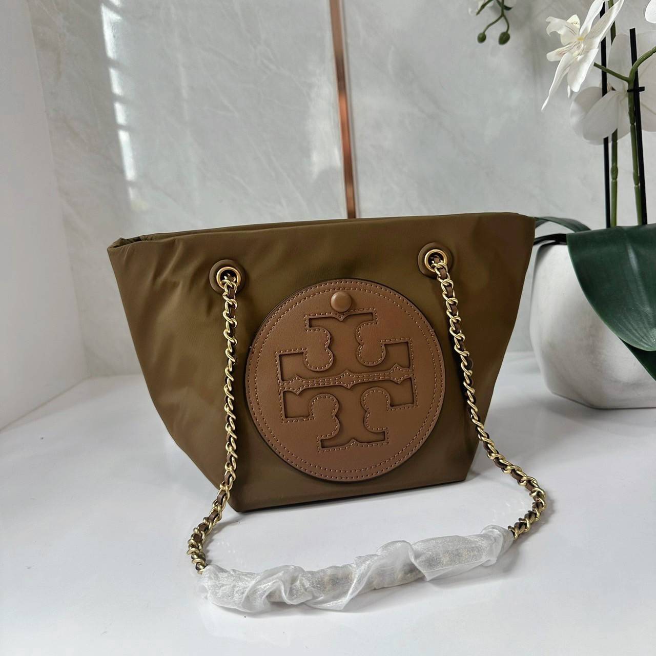 TORY BURCH Ella Chain Crossbody Nylon Bag กระเป๋าคล้องไหล่สายโซ่หรูหราโดดเด่นด้วยโลโก้หนังด้านหน้า สามารถปรับสะพายคอสบอดี้ สะพาลไหล่ได้