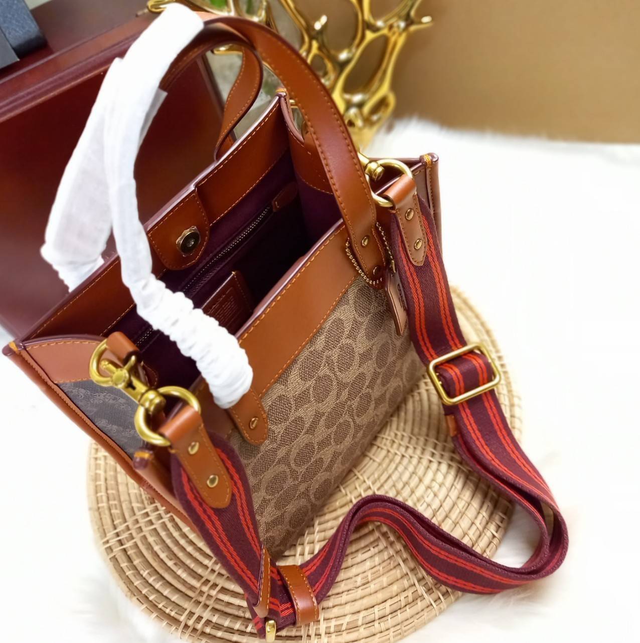 COACH FIELD TOTE 22 WITH HORSE AND CARRIAGE PRINT (C3866)ðāļāļĢāļ°āđāļāđāļēāļāļ·āļ āļāļĢāļ°āđāļāđāļēāļŠāļ°āļāļēāļĒ Unisex āļāļĢāļ TOTE āļŠāļļāļāļŪāļīāļ āļāļĩāđāļŪāļīāļāļāļąāļāļĄāļēāļāļāļąāđāļāļāļēāļĒāđāļĨāļ°āļŦāļāļīāļ// āļ§āļąāļŠāļāļļāļŦāļāļąāļāđāļāļāļ§āļēāļŠāļāļļāļāļ āļēāļ āļāļŠāļĄāļŦāļāļąāļāđāļāđāļāļĒāđāļēāļāļāļĩ āļāļĒāļđāđāļāļĢāļ āļŠāļļāļāļŠāļ§āļĒ āđāļāļāđāļāđāļāļāđāļ§āļĒāļĨāļēāļĒ C Signature āļāļĩāđāđāļāđāļāđāļāļāļĨāļąāļāļĐāļāđ// āļāđāļēāļāđāļāđāļĨāđāļāļāļ§