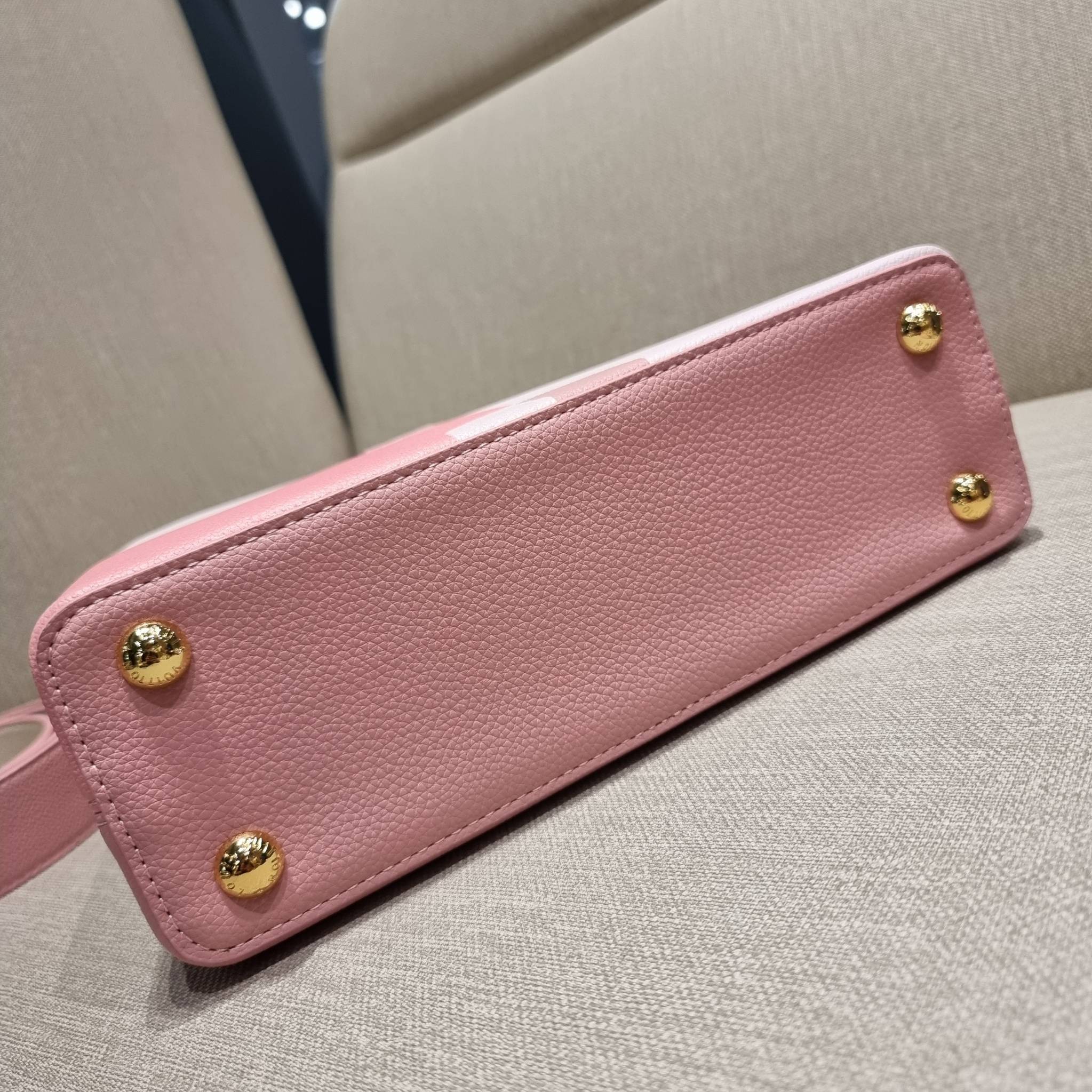 LV capucines top handle ที่สุดของความสวยในราคาเบาๆ กระเป๋าถือสุดหรู ดีไซน์ทรงคลาสสิค พร้อมลวดลายหรูหรา มาพร้อมหูจับในตัว ด้วยรูปทรงวินเทจและวัสดุหนังลูกวัว สัมผัสดี ขับผิว ทำให้ไอเท็มนี้สะกดทุกสายตาจริงๆ และยังมีลูกเล่นที่ฝาปิดกระเป๋า ที่สามารถปิด หรือสอด