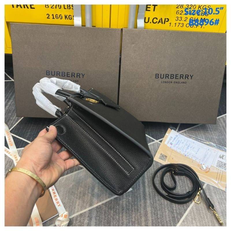 Burberry Small Frances Tote Bag / Burberry Tote Bag สวยหรูดูดีเกินต้าน กับกระเป๋าถือทรงสวย ดีไซน์ผู้ดีเรียบหรู ถือขับผิวไปเลยทุกสี สวยคม มาพร้อมหูจับในตัว พร้อมสายสะพายยาว งานจริงดีงาม สาวๆได้ไปรับรองประทับใจแน่นอนจ้า