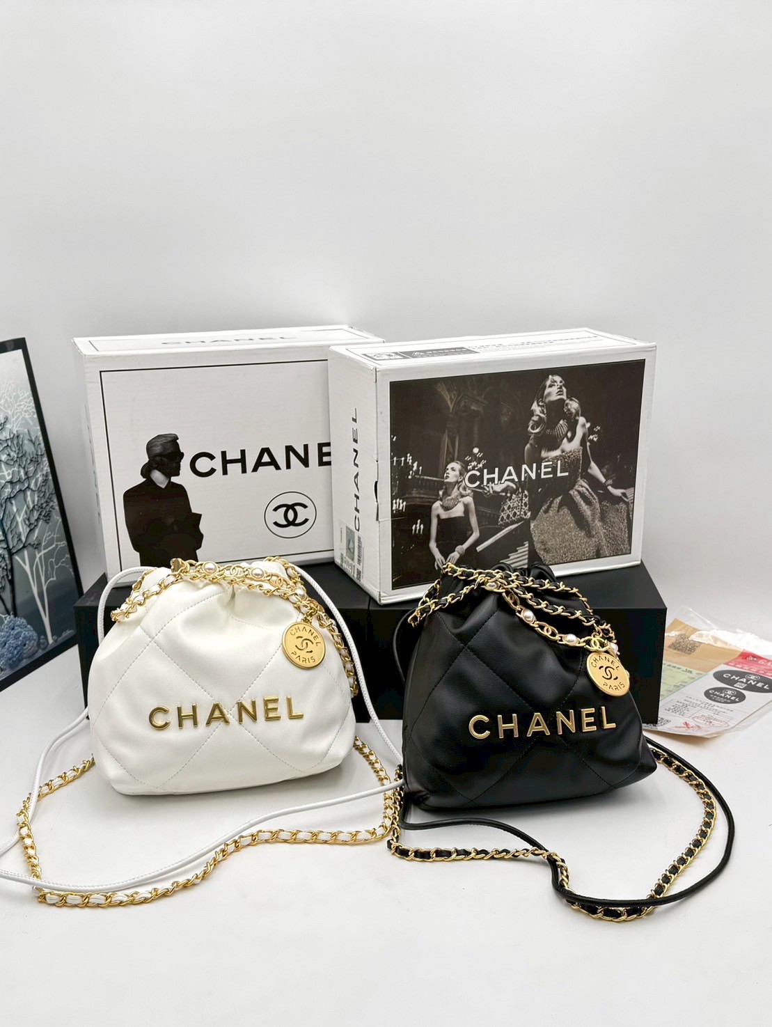 Chanel 22 mini bag กระเป๋าสะพายดีไซน์สุดเรียบหรู โดดเด่นจากสายสะพายโซ่สีทอง และเหรียญโลโก้ เพิ่มความแพงไปอีก ใช้ได้ง่ายๆไปเลยทุกโอกาส เกินต้านที่สุดกับไอเท็มนี้