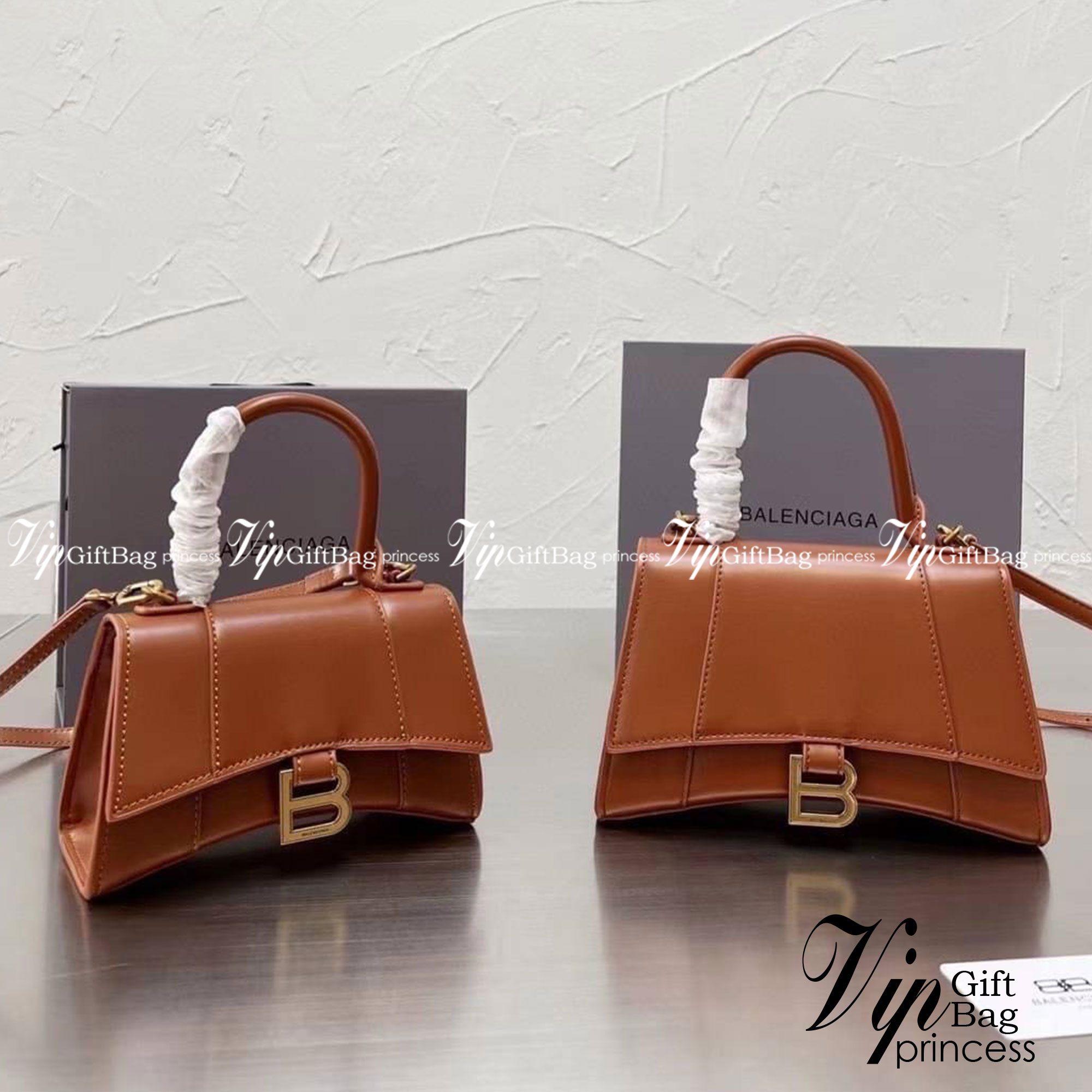 BALENCIAGA Hourglass BAG XS S / BALENCIAGA Hourglass Crocodile embossed calfskin กระเป๋าสะพายแบรนด์หรูซิกเนเจอร์ใบล่าสุด ที่มาพร้อมดีไซน์โดดเด่น มีความโฉบเฉี่ยว โค้งมนเหมือนพระจันทร์เสี้ยว เพิ่มความโดดเด่นสะดุดตาด้วยการตกแต่งอักษร B เมทัลลิก ที่เป็นเอกลัก