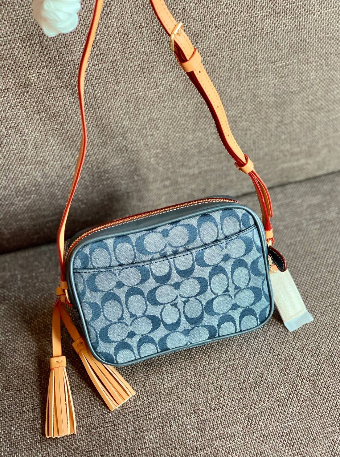 COACH MINI CAMERA IN SIGNATURE CHAMBRAY ((C8666)) 📣พร้อมส่งที่ไทย กับคอลเลคชั่นใหม่ล่าสุด ที่คุณต้องมี! กระเป๋าทรงกล่อง น้ำหนักเบา วัสดุผ้า Chambray ทอลายแบรนด์ตัดขอบหนังแท้ได้สวยงามค่ะ **ผ้าChambrayจะเหมาะกับหน้าร้อนนี้ได้ดีทีเดียวค่ะ**