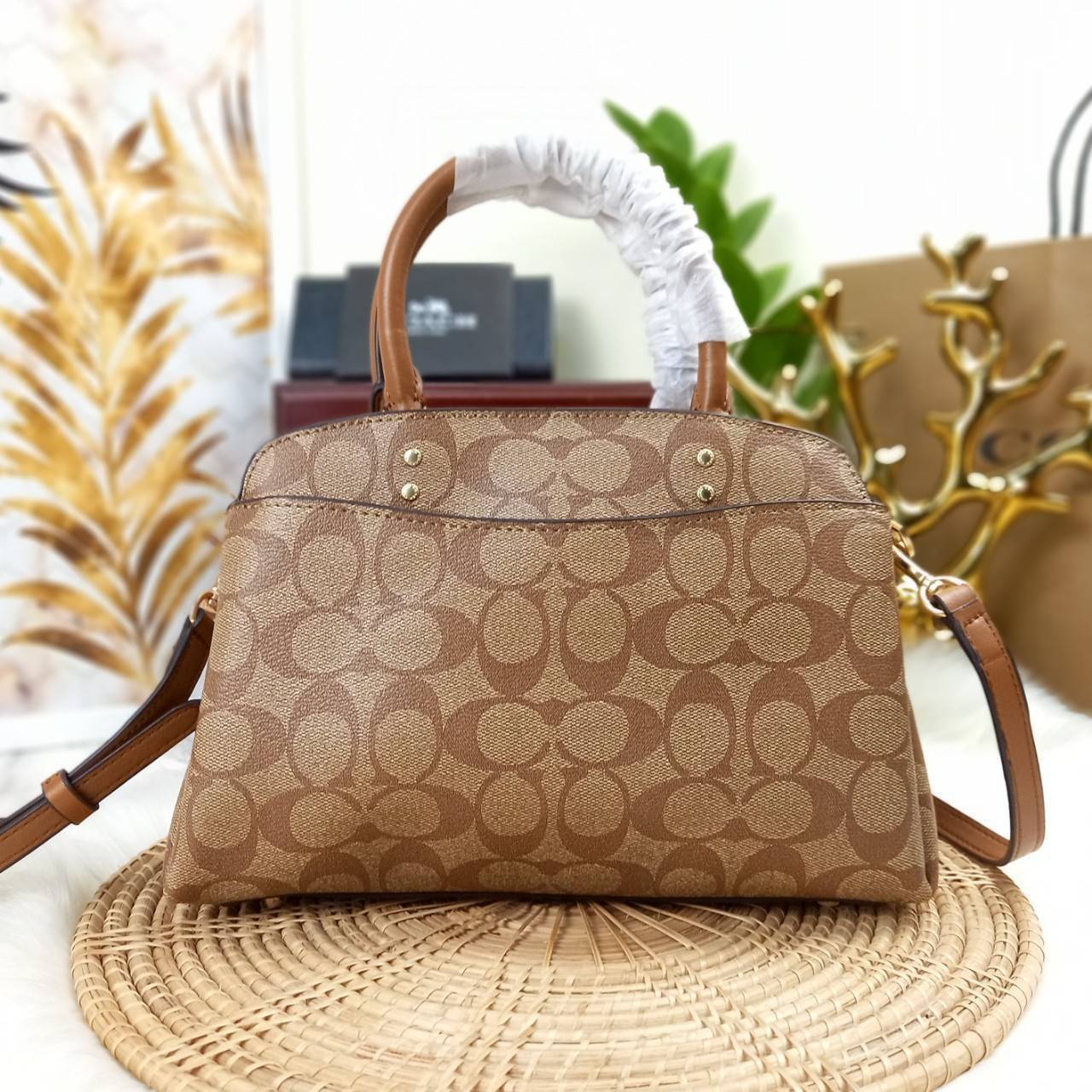 หัวใจจะวาย!! ละมุนมาก ลุคคุณหนูสุดๆ COACH MINI LILLIE CARRYALL (COACH F91494)🌺 ใช้ดีจนต้องบอกต่อ อีกแล้วจ้า ใครๆก็ถามหา😍>>>ทรงถัง รุ่นใหม่ 10 นิ้ว ขนาดกำลังดี เหมาะมือมาก มี 3 ช่องด้านใน ช่องกลาง เปิด-ปิด ด้วยซิป ส่วน 2 ช่องด้านข้