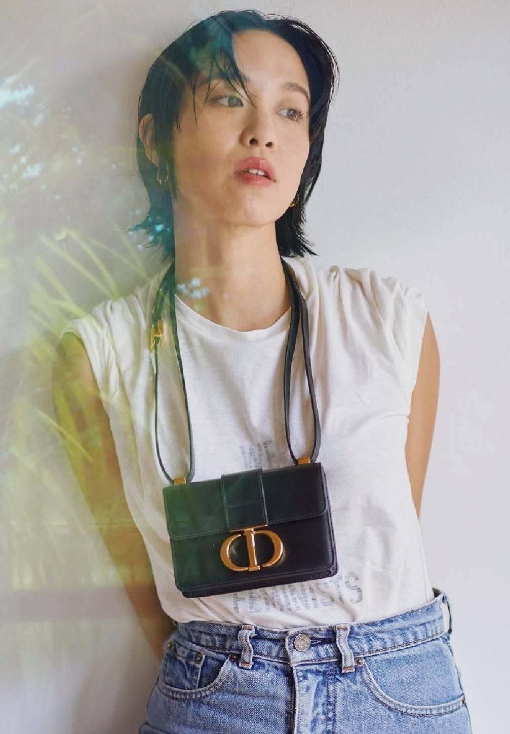 CHRISTIAN DIOR MINI BAG VIP GIFT WITH PURCHASE (GWP) พรีเมี่ยมกิ้ฟ Limited Edition จาก DIOR DUTYFREE COUNTER วัสดุหนังแท้ Calfskin ทรงสี่เหลี่ยมหนังเรียบสวยหรูอยู่ทรงเปิดปิดด้วยฝาปิดโลโก้แบรนด์อะไหล่ทองด้านหลังมีช่องใส่ของ ภายในโล่งมีโลโก้สามารถใส่มือถือข