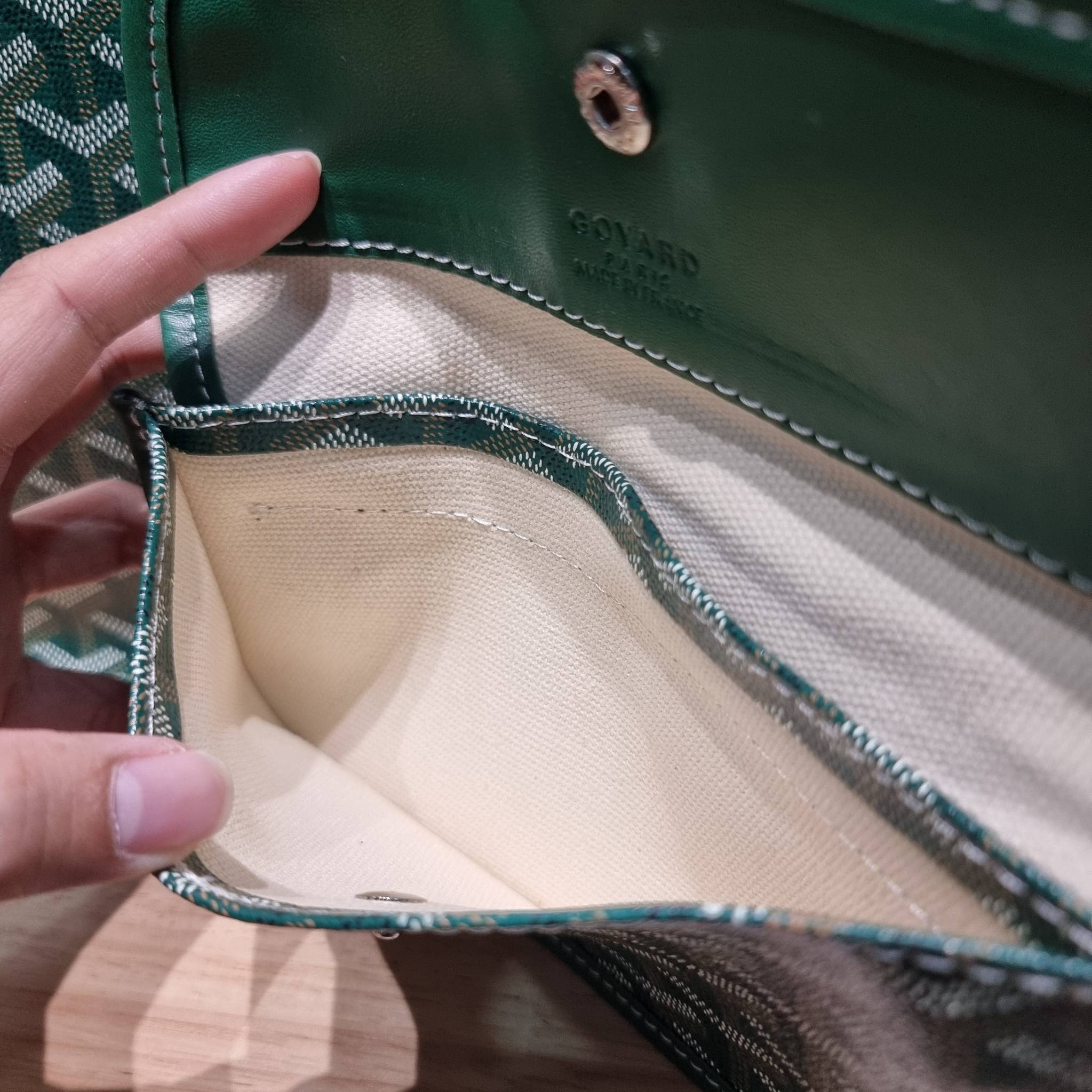 GOYARD ANJOU REVERSIBLE TOTE ฮอตไอเท็ม กับกระเป๋าสะพายทรงโท้ท ใบใหญ่จุใจ!! มาครบสีขายดี เลิศทุกสี รูปทรงคลาสสิค ดีไซน์เป็นเอกลักษณ์ ใช้งานได้หลากหลาย สามารถกลับด้านใช้ได้แบบไม่มีเบื่อ วัสดุหนังแคนวาสพิมพ์ลายสวยคม ภายในโล่งกว้างมาก