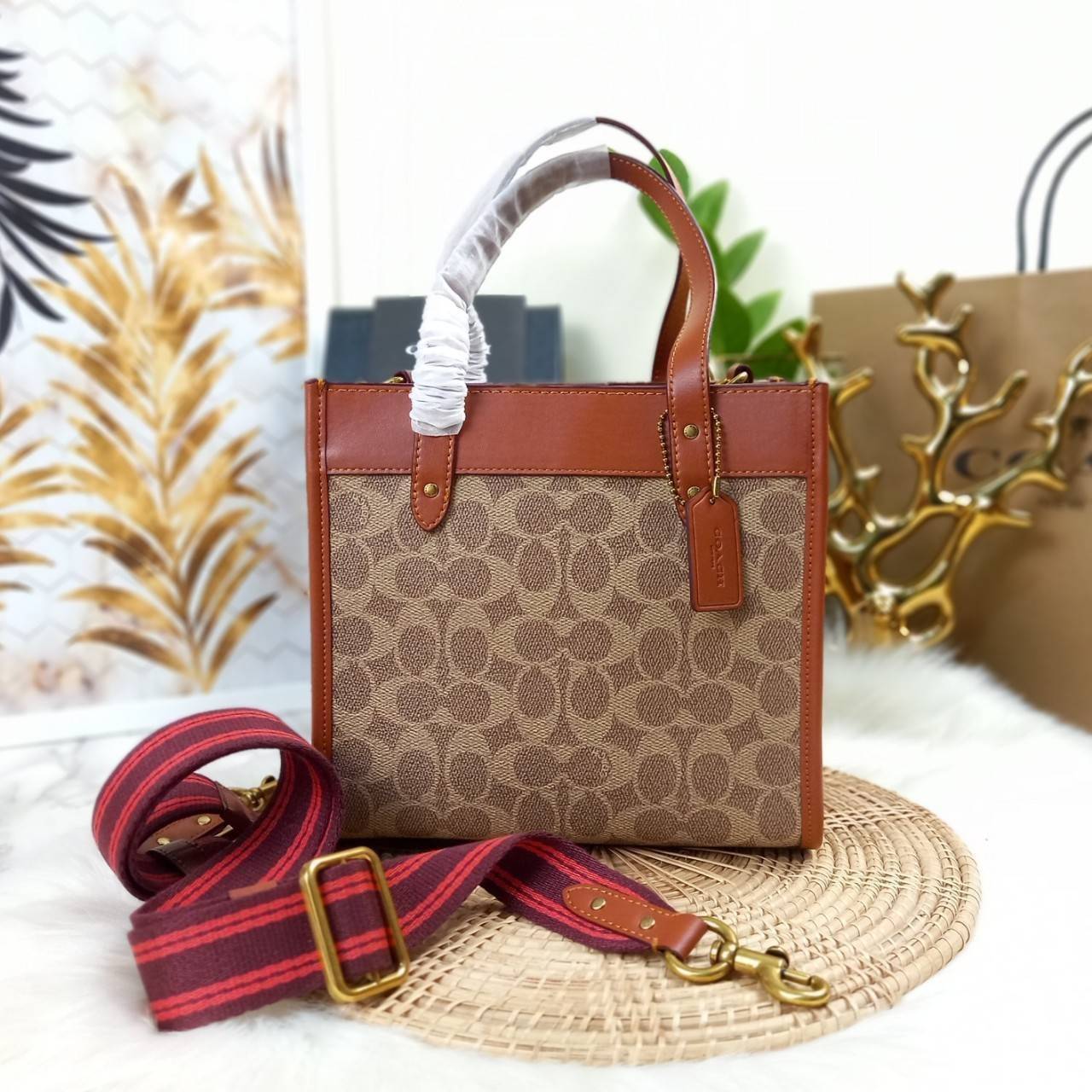 COACH FIELD TOTE 22 WITH HORSE AND CARRIAGE PRINT (C3866)ðāļāļĢāļ°āđāļāđāļēāļāļ·āļ āļāļĢāļ°āđāļāđāļēāļŠāļ°āļāļēāļĒ Unisex āļāļĢāļ TOTE āļŠāļļāļāļŪāļīāļ āļāļĩāđāļŪāļīāļāļāļąāļāļĄāļēāļāļāļąāđāļāļāļēāļĒāđāļĨāļ°āļŦāļāļīāļ// āļ§āļąāļŠāļāļļāļŦāļāļąāļāđāļāļāļ§āļēāļŠāļāļļāļāļ āļēāļ āļāļŠāļĄāļŦāļāļąāļāđāļāđāļāļĒāđāļēāļāļāļĩ āļāļĒāļđāđāļāļĢāļ āļŠāļļāļāļŠāļ§āļĒ āđāļāļāđāļāđāļāļāđāļ§āļĒāļĨāļēāļĒ C Signature āļāļĩāđāđāļāđāļāđāļāļāļĨāļąāļāļĐāļāđ// āļāđāļēāļāđāļāđāļĨāđāļāļāļ§