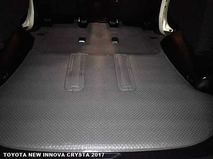 พรมปูพื้นรถยนต์ TOYOTA INNOVA CRYSTA 2017 กระดุมเม็ดเล็กรีดขอบ สีเทา เต็มคัน