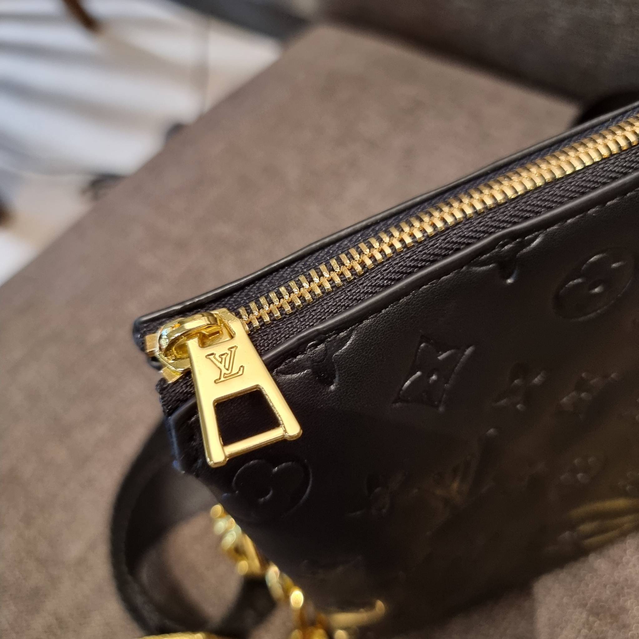 LV HANDLE POUCH MONOGRAM กระเป๋าสะพายกึ่งคลัชท์ สุดล้ำ ใหม่ล่าสุดมาแรงมาก ด้วยความสวยปังตั้งแต่แรกเห็น วัสดุหนังแกะปั๊มลายสวยคม มาพร้อมสาย 2 เส้น เลิศๆ มีสายโซ่ที่มีดีเทลละเอียดไม่ซ้ำ และสายสปอร์ตครอสบอดี้ ที่จะคล้องไว้ทั้งสองเส้นก็ดีงาม หรือสลับใช้ตามลุค