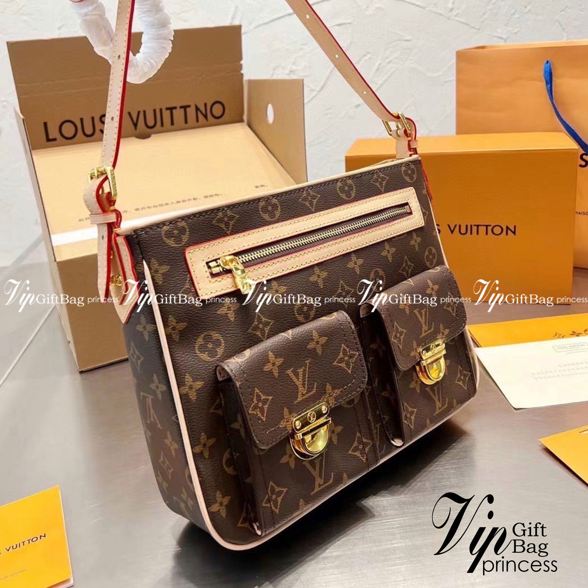 LV Hudson GM Monogram กระเป๋าสะพายสุดเท่ห์ไม่ซ้ำใคร Unisex ขนาดกำลังดี รูปทรงสวย ด้านหน้าโดดเด่นด้วยสกรีนโลโก้แบรนด์ วัสดุแคนวาส ผสมหนังแท้ ด้านในโล่งกว้าง มีช่องแยกย่อยไว้เก็บของสำคัญได้อย่างเป็นสัดส่วน จุของได้เยอะ พร้อมสายสะพาย ปรับระดับได้ตามการใช้งาน