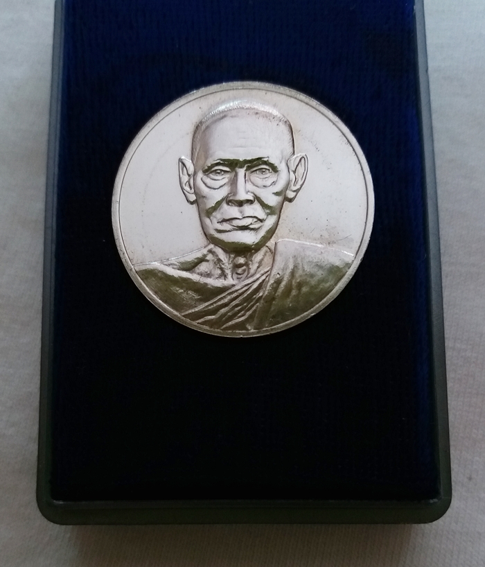 สินค้าหมดค่ะ เหรียญอนุสรณ์122ปี สมเด็จพระพุฒาจารย์(โต) เนื้อเงินพิมพ์ใหญ่ วัดระฆังโฆสิตาราม วันที่ 22 มิถุนายน 2537 พร้อมกล่องเดิมค่ะ