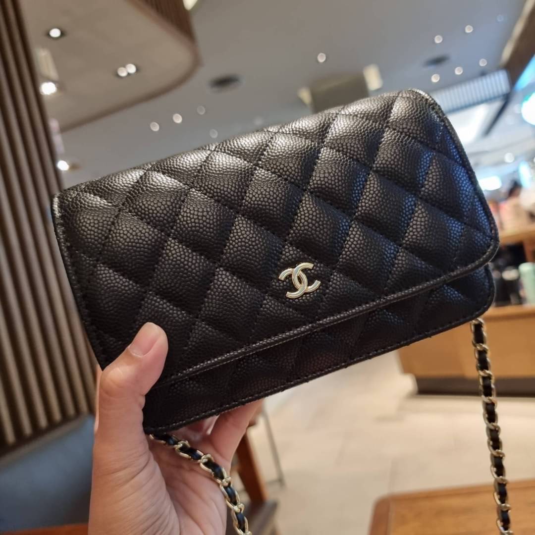 VIP 🥂 CHANEL WOC ฮอตกว่ารุ่นนี้คงไม่มีแล้ว!! เป็นรุ่นที่ถูกถามหาเยอะสุด!! ขายดีสุด!! และหมดไวมากๆ กระเป๋าสะพายข้างหนังลายคาร์เวีย มาพร้อมโซ่สะพายในตัว (ถอดออกไม่ได้) อะไหล่ทอง ดูผู้ดี้ ผู้ดี!! เปิด-ปิดกระเป๋าด้วยกระดุมแม่เหล็ก ภายในกระเป๋าเป็นช่อง
