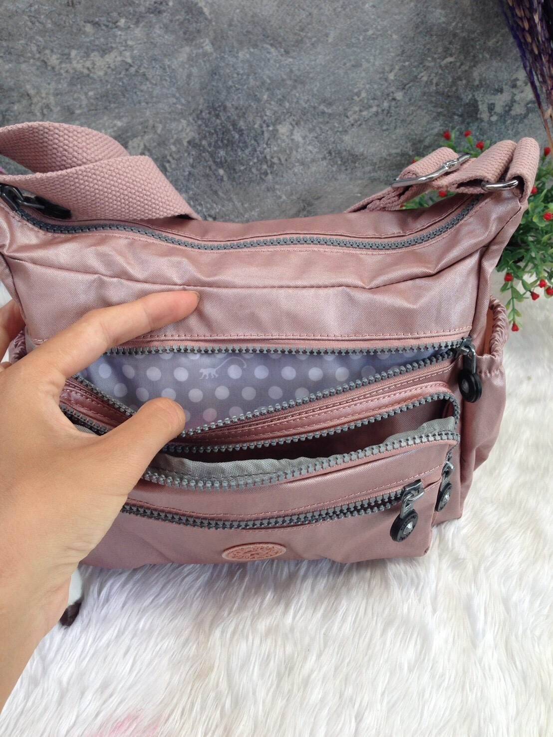 KIPLING Shoulder Bag (K25511) Outlet Hongkong กระเป๋าสะพาย วัสดุ nylon คุณภาพดี กันน้ำ ตามแบบฉบับแบรนด์ แบ่งเป็นช่องซิป 5 ช่อง สามารถใส่ไอแพด กระเป๋าสตางค์ใบยาว และมือถือได้ทุกรุ่นค่ะ จุคุ้มมากๆ น้ำหนักเบา สายสะพายปรับได้ จะสะพายไหล่ หรือ crossbody ได้สบา