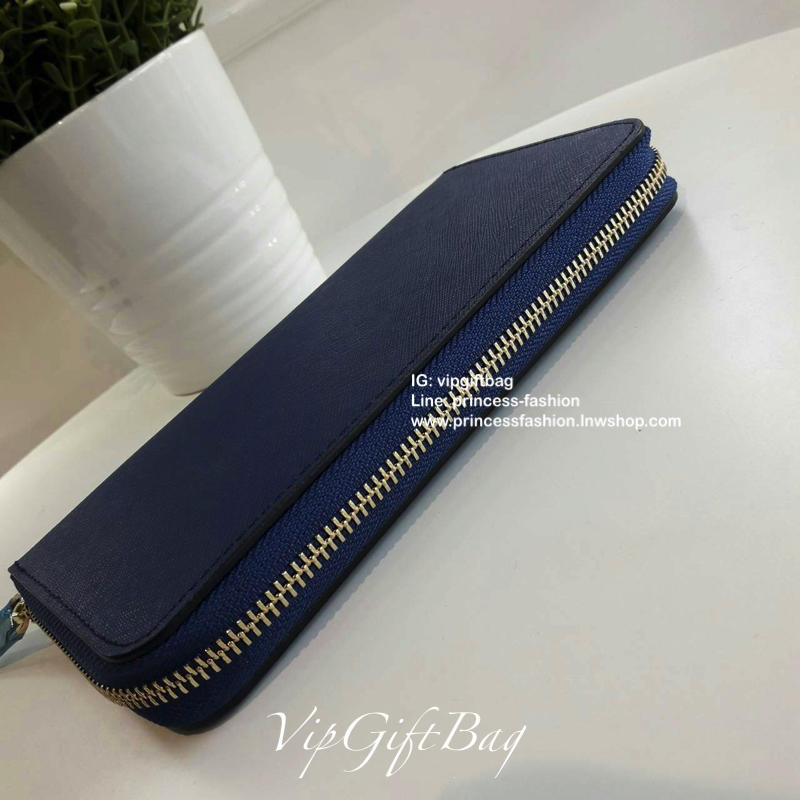 New Item! รุ่นที่รอคอย เข้าแล้วค้า กับ Prada Wallet Saffiano จากงานพรีเมี่ยมกิ้ฟแบรนด์ดัง กระเป๋าสตางค์ซิปรอบ เปิดปิดด้วยซิป อะไหล่ทอง ปั้มแบรนด์ ทั้งใบ ด้านในมีช่องซิปแยกอีก1ช่อง บุผ้าปั้มแบรนด์สวยหรู ใส่ธนบัตรได้เยอะเลย เกร๋กู้ด ครบทุกฟังค์ชั่น คุ้มค่าร