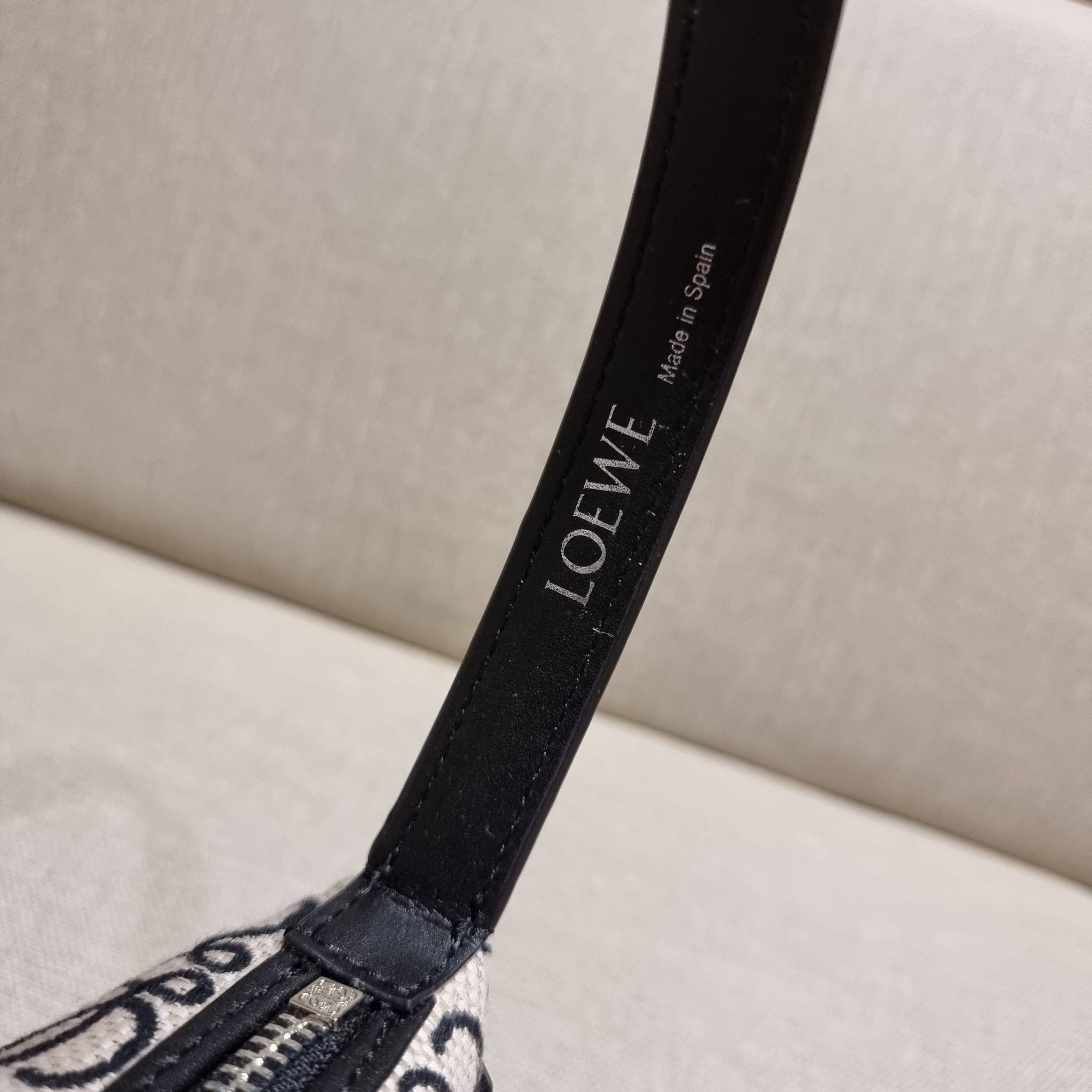 LOEWE SMALL CUBI BAG คอลเลคชั่นยอดฮิต กับสีใหม่ล่าสุด กระเป๋าทรงพอช ใบกำลังสวย ดีไซน์ดีเทลน่ารัก ด้วยลวดลายปักบนผืนผ้าคอตตอน มาพร้อมสายสะพายในตัว ที่ปรับความยาวได้อีกเล็กน้อย คล้องไหล่ คล้องแขนได้แบบสบายๆ เปิด-ปิดด้วยซิป ภายในเป็นช่องโล่ง มีช่องแบ่งอีกช่อ