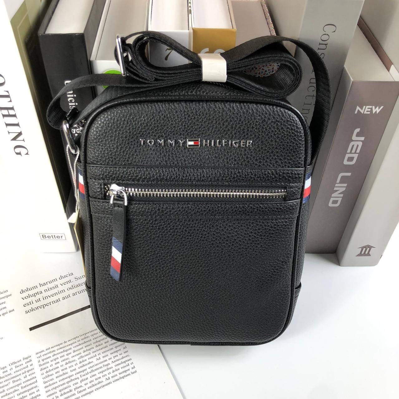 ของแท้ 💯% TOMMY HILFIGER Essential Mini Reporter กระเป๋าสะพายผู้ชายทรงคลาสสิก ขนาดกำลังดีน้ำหนักเบา หนังสวยทรงดีด้านหน้าประดับโลโก้แบรนด์