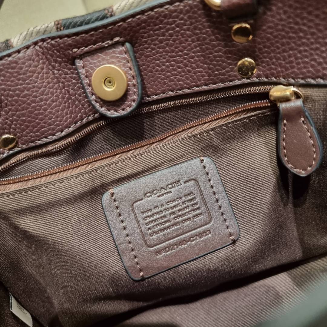 COACH C7083 DEMPSEY TOTE 22 IN SIGNATURE JACQUARD WITH STRIPE AND COACH PATCH คอลเลคชั่นใหม่ สีที่สาวๆรอคอย สวยคม ละมุนและมีความหรูในตัว กับกระเป๋าทรงโท้ท ไซส์กำลังสวย น่ารักน่าใช้ ฟังก์ชั่นการใช้งานสะดวกที่สุด มีทั้งสายคล้องในตัว และสายครอสบอดี้ วัสดุผ้า