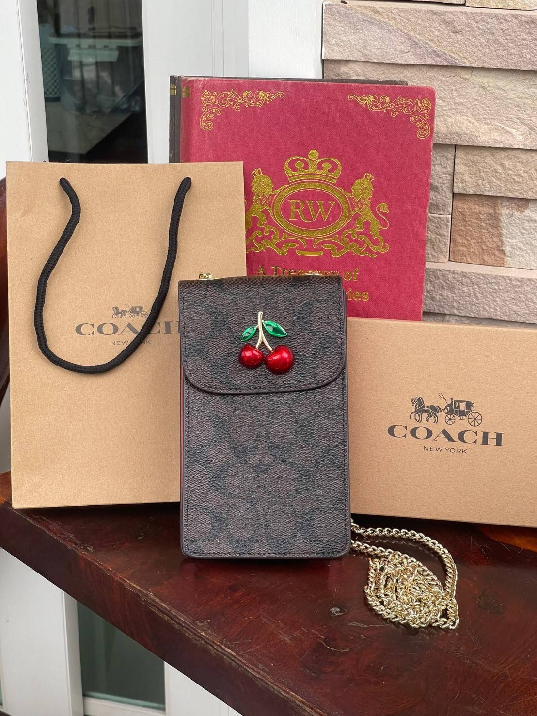 COACH PHONE CASE CROSSBODY BAG ((73486//76988//76357//39955//91046)) COACH NORTH/SOUTH CROSSBODY IN SIGNATURE CANVAS กระเป๋าใส่โทรศัพท์รุ่นนี้ มีความโดดเด่นทั้งดีไซน์และคุณสมบัติในการใช้งาน ด้วยลวดลายที่มีซิกเนเจอร์เป็นเอกลักษณ์แล้ว ด้านหลังยังมีช่องใส่กา