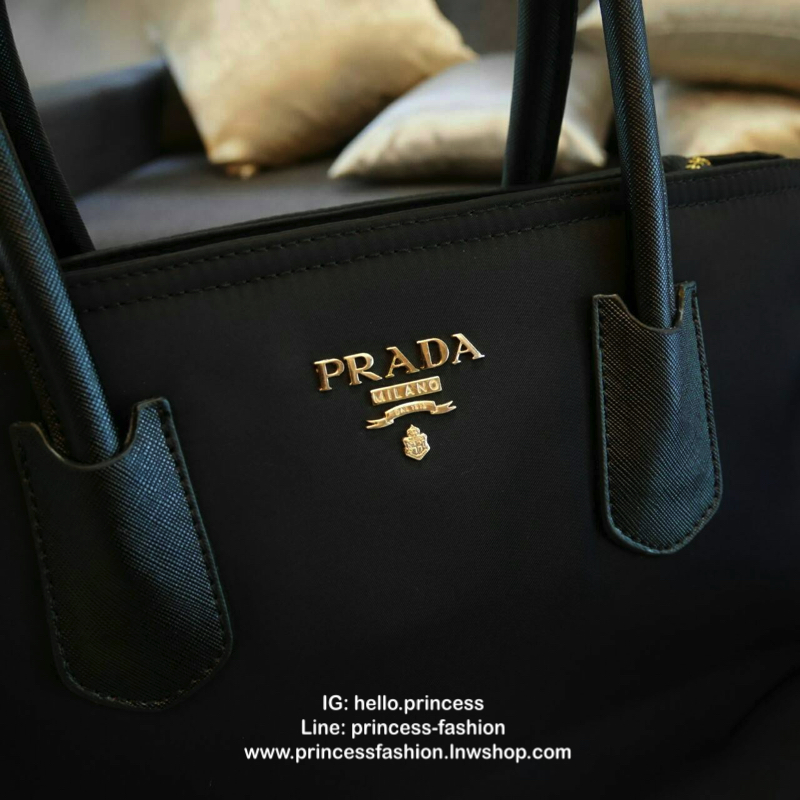 Prada Nylon handbag กระเป๋าถือสะพาย #ทรงยอดฮิต มาแล้วค้า จากงานพรีเมี่ยมกิ้ฟใหม่ บอกเลยว่า ใบนี้ Nylon สลับหนัง สวยคุ้มสุดๆคะ ด้านหน้าประดับด้วยโลโก้แบรนด์สวยหรู ด้านในมีช่องซิปแบ่งอีกหลายช่อง มาพร้อมป้ายหนังแท็กห้อยประบดับเก๋ๆ ด้านข้างมีกระดุมปรับทรงได้ด