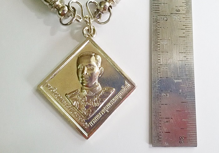 สินค้าหมดค่ะ เหรียญกรมหลวงชุมพรหลังราชรถ พิมพ์ข้าวหลามตัดใหญ่ รุ่นมั่นคง ปี51 เนื้ออัลปาก้า ศาลกรมหลวงชุมพรเขตอุดมศักดิ์ จ.สมุทรสงคราม พร้อมสร้อยคอหัวจรวดตะขอตัวเอ็มค่ะ