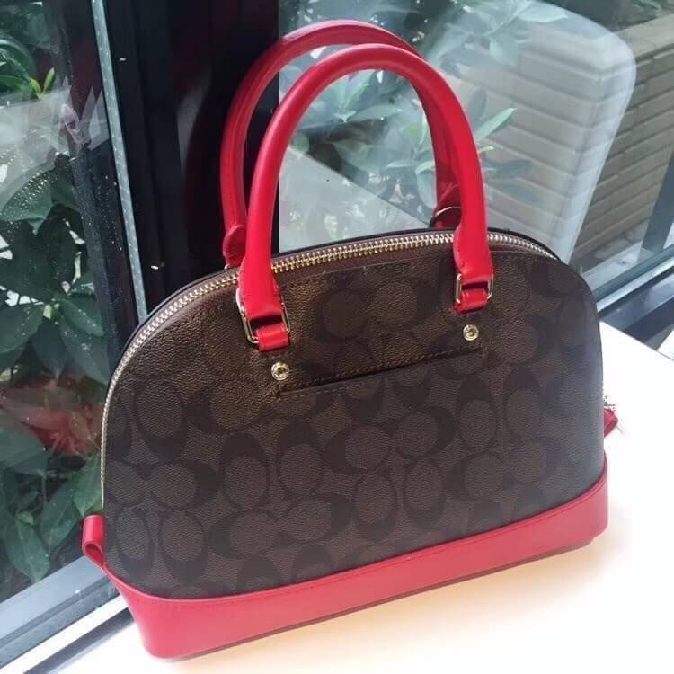 Coach Mini Sierra Signature กระเป๋าถือทรงโดม ภายในกว้างสามารถใส่กระเป๋าเงินเล็ก และมือถือได้ และยังมีช่องซิปเล็ก 1 ช่อง ด้านหลังมีกระเป๋าเล็กเก็บบัตร 1 ช่อง ใครยังไม่มีพลาดไม่ได้แล้วนะคะ