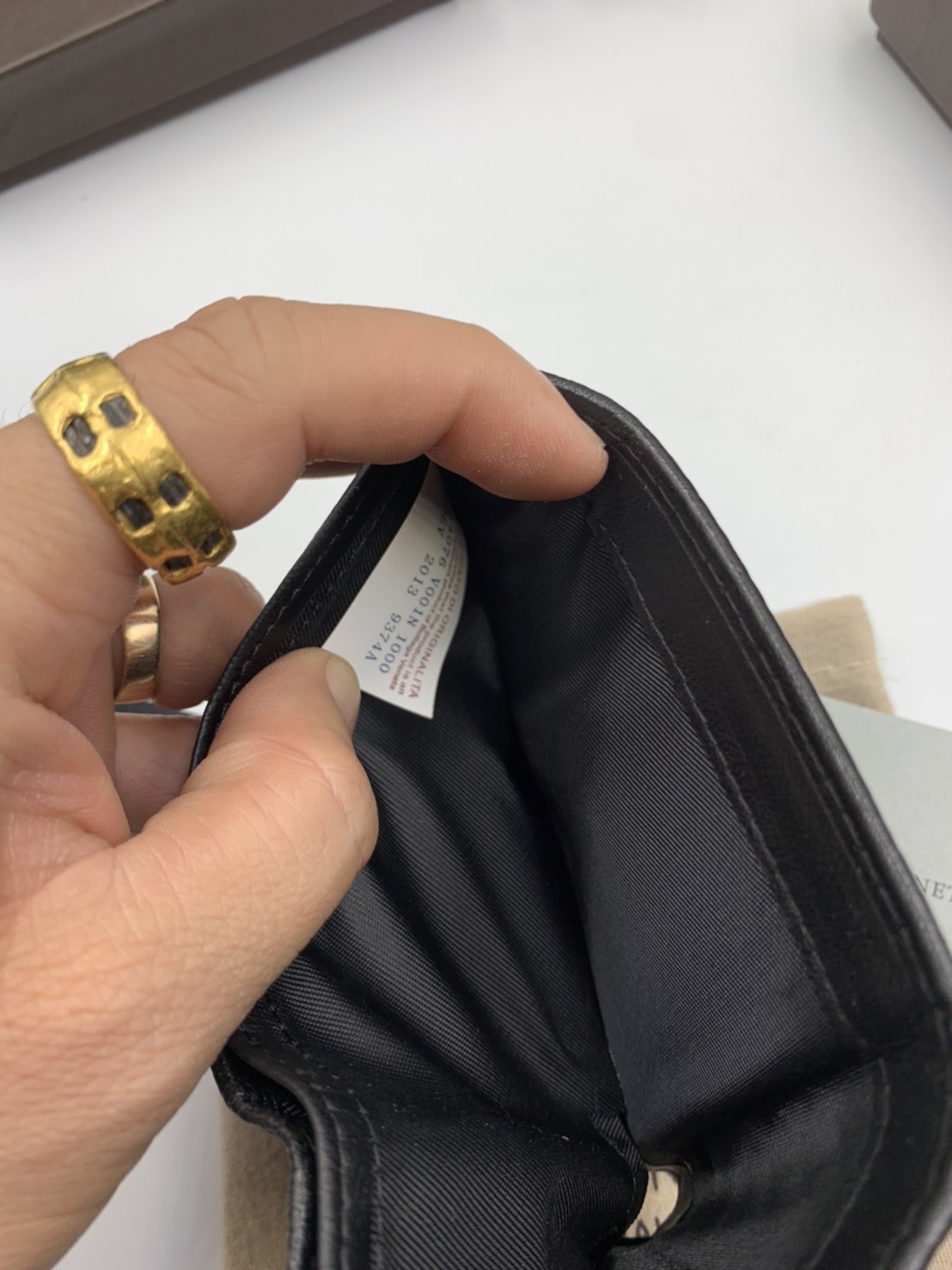 หนังแท้ BOTTEGA VENETA WALLET / BV Wallet พร้อมส่งที่ไทย กระเป๋าสตางค์ใบสั้นคุณผู้ชาย รุ่นตามหา มาเท่าไหร่ไม่เคยพอเลยค่า เป็นรุ่นคลาสสิกที่หยิบมาใช้งานได้บ่อยที่สุด งานหนังลูกวัวแท้ทั้งใบ ใช้ทนทานได้นาน ใช้ทนทานได้นานภาพสินค้าถ่ายจากงานขายจริง ใช้งานต่างป