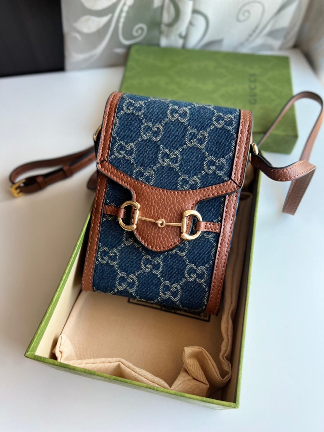 Gucci Horsebit 1955 mini bag / Gucci Phone Bag ออริจินอล เกรดสลับใช้แทนใบจริงได้ รุ่นยอดฮิต ไซส์มินิ ที่ใครๆก็ต้องรู้จัก!! กับกระเป๋าขนาดมินิในรูปแบบผ้าแจ็คการ์ดสีขาวงาช้างและน้ำเงิน ได้รับแรงบันดาลใจมาจากดีไซน์ดั้งเดิม ซึ่งแอคเซสเซอรี่นี้โดดเด่นด้วยรายละ