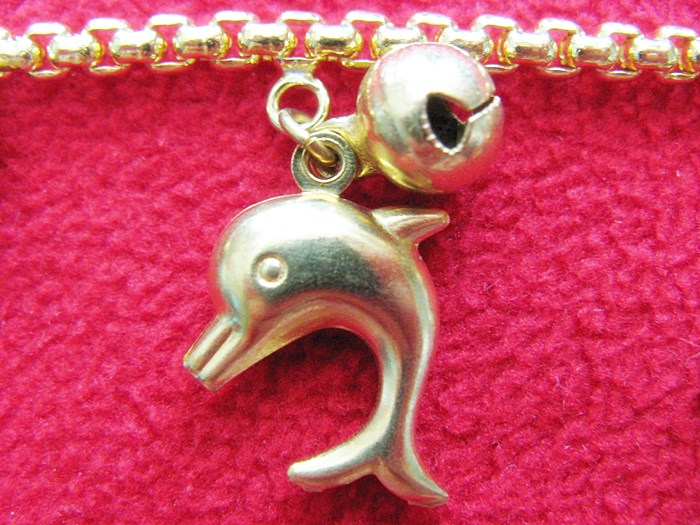 สินค้าจองค่ะ สร้อยข้อมือทองเหลือง+จี้ปลาโลมาค่ะ